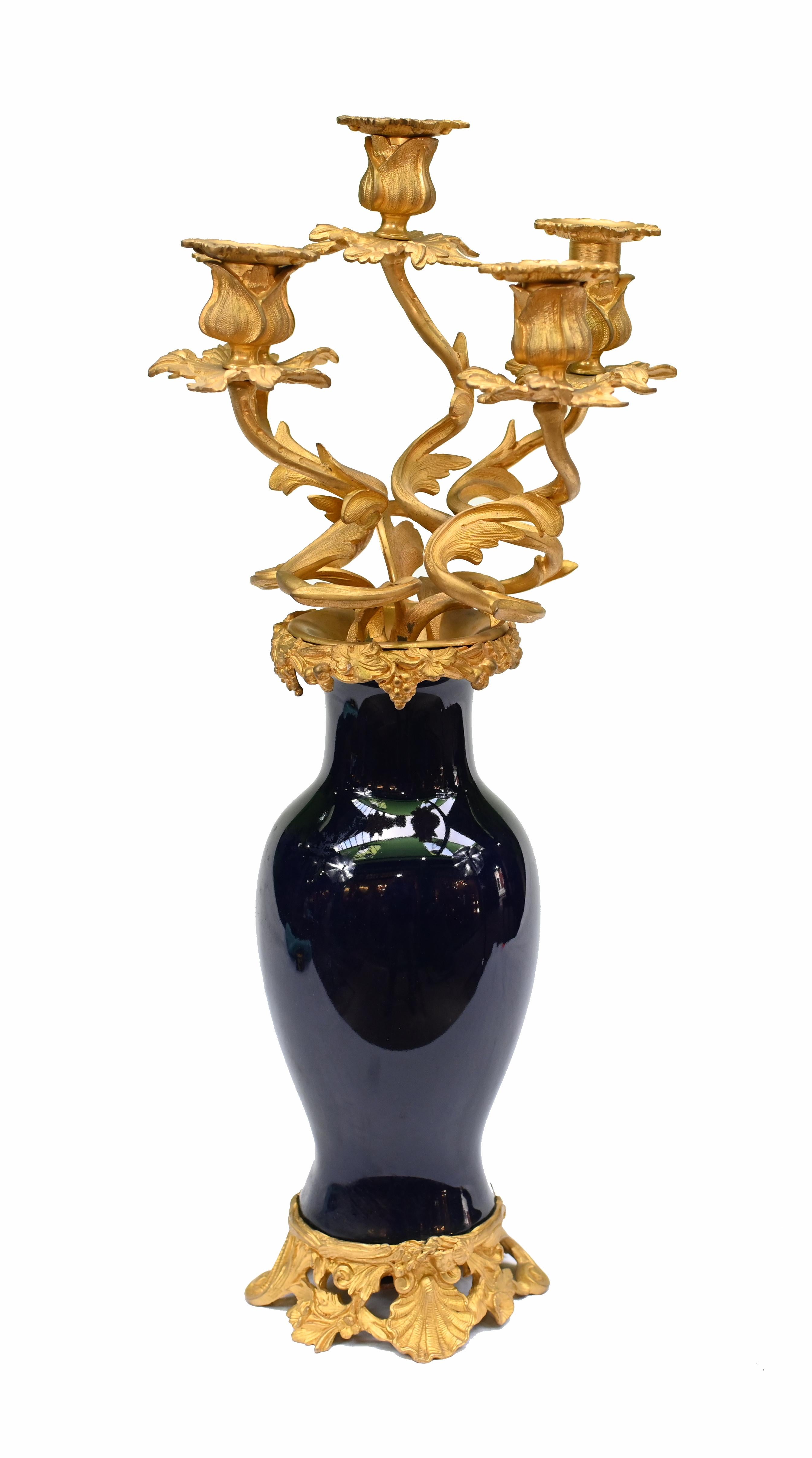 Paire de candélabres anciens en bronze doré montés sur des vases en porcelaine de cobalt.
Bonne taille avec presque deux pieds de haut - 50 CM
Très belle fonte de bronze doré avec des détails complexes d'aspect rococo.
Nous l'avons acheté à un