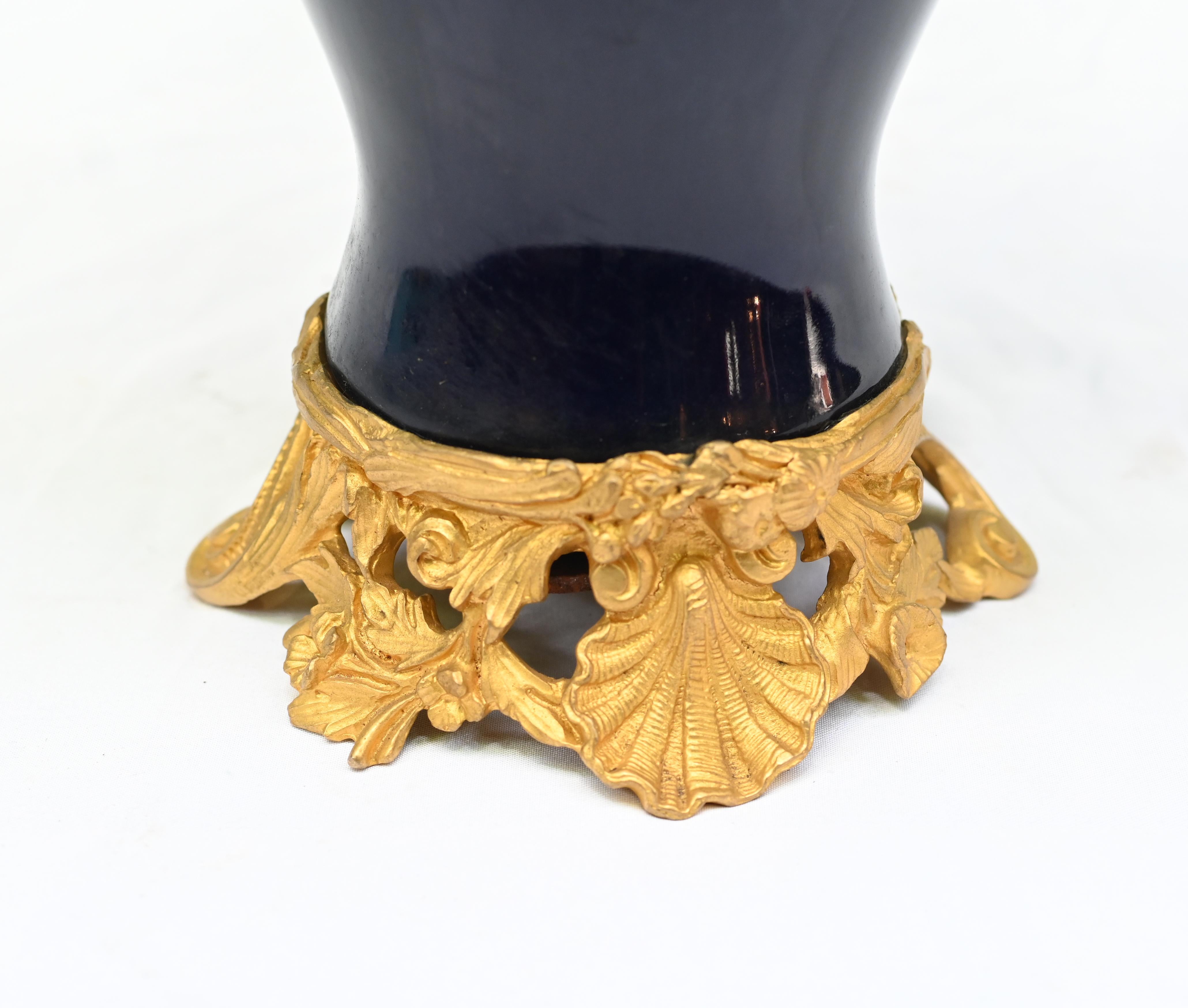 Paire de candélabres français anciens dorés et porcelaine 1890 Bon état - En vente à Potters Bar, GB