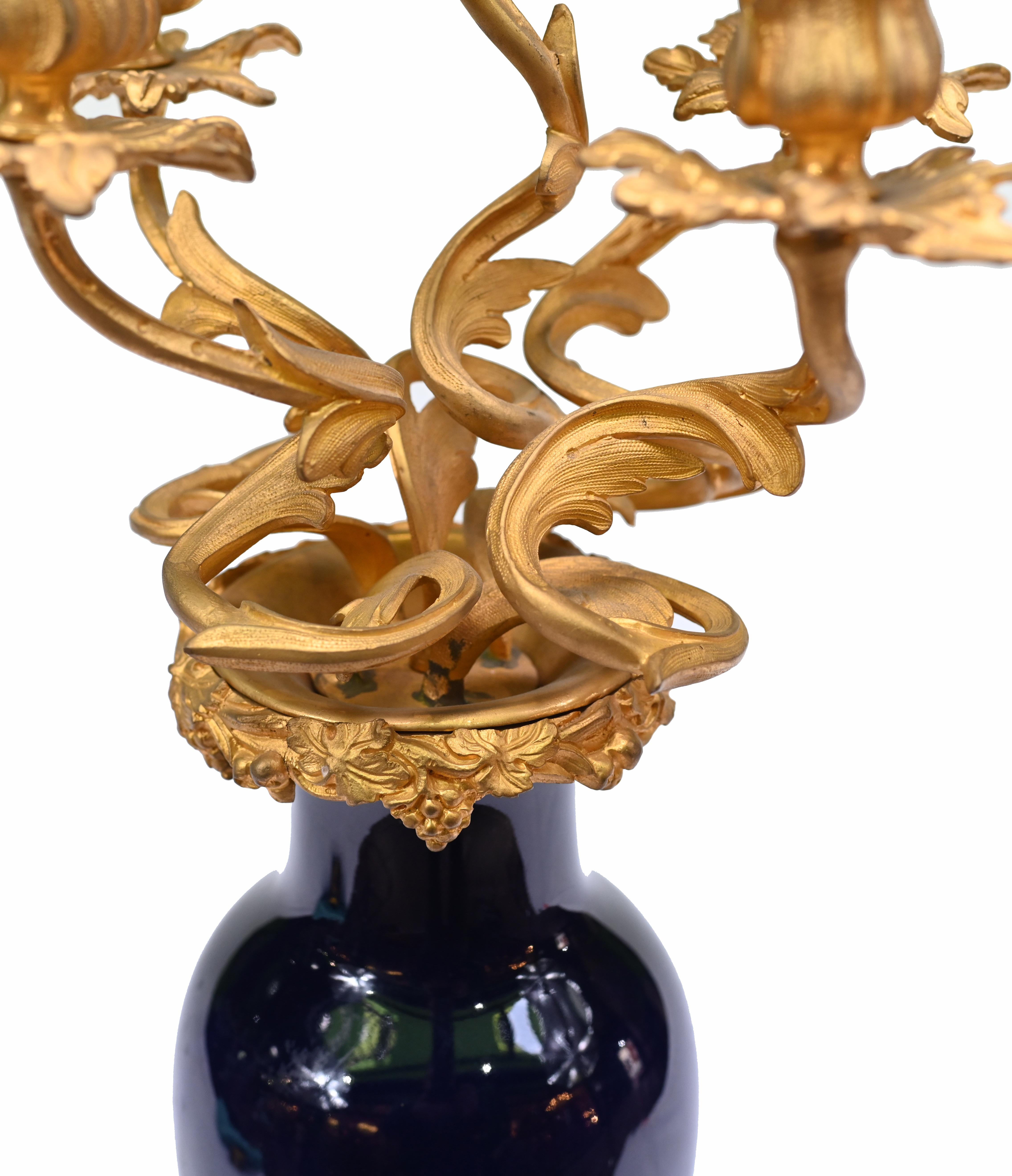 Paire de candélabres français anciens dorés et porcelaine 1890 en vente 2