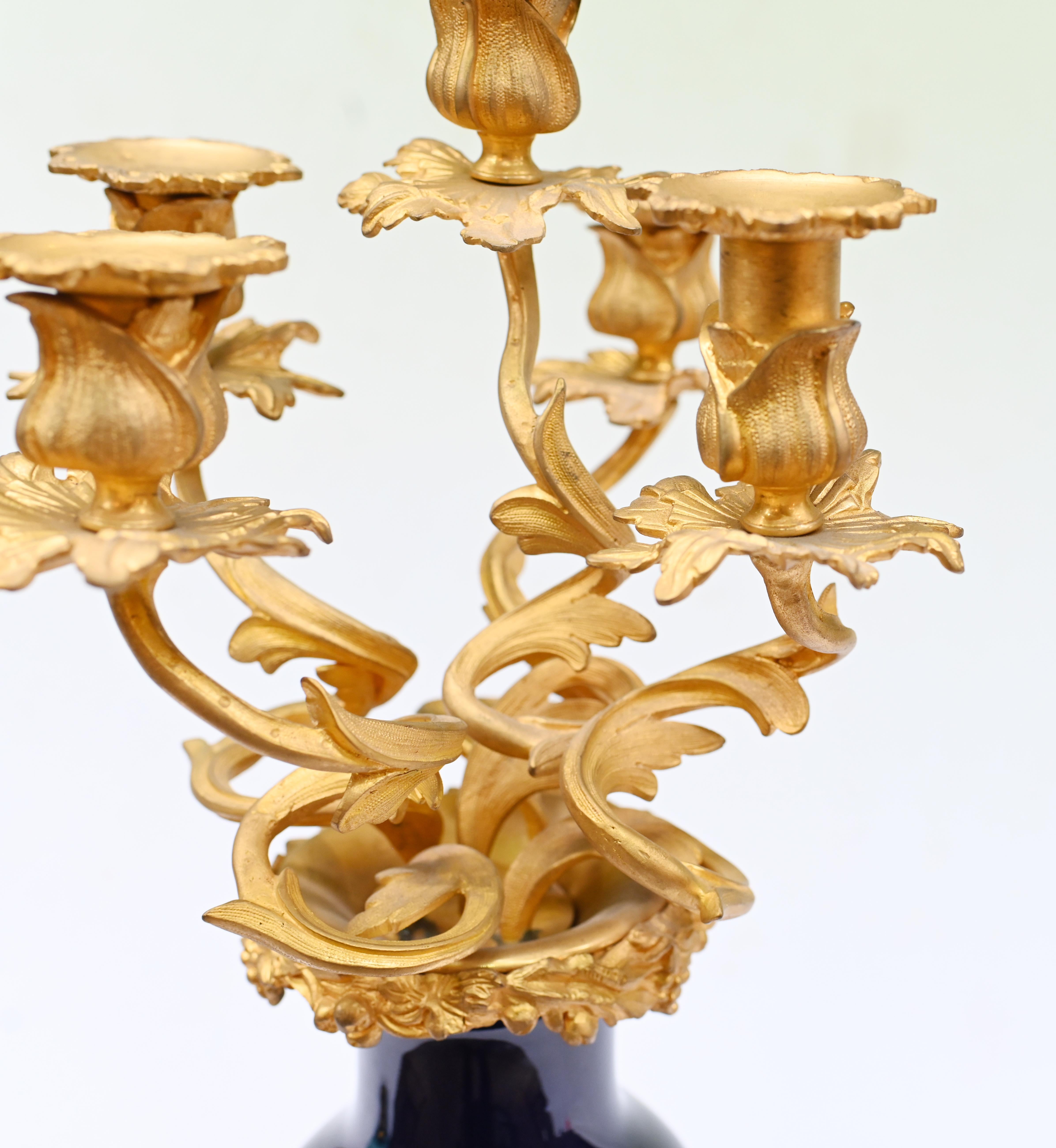 Paire de candélabres français anciens dorés et porcelaine 1890 en vente 4
