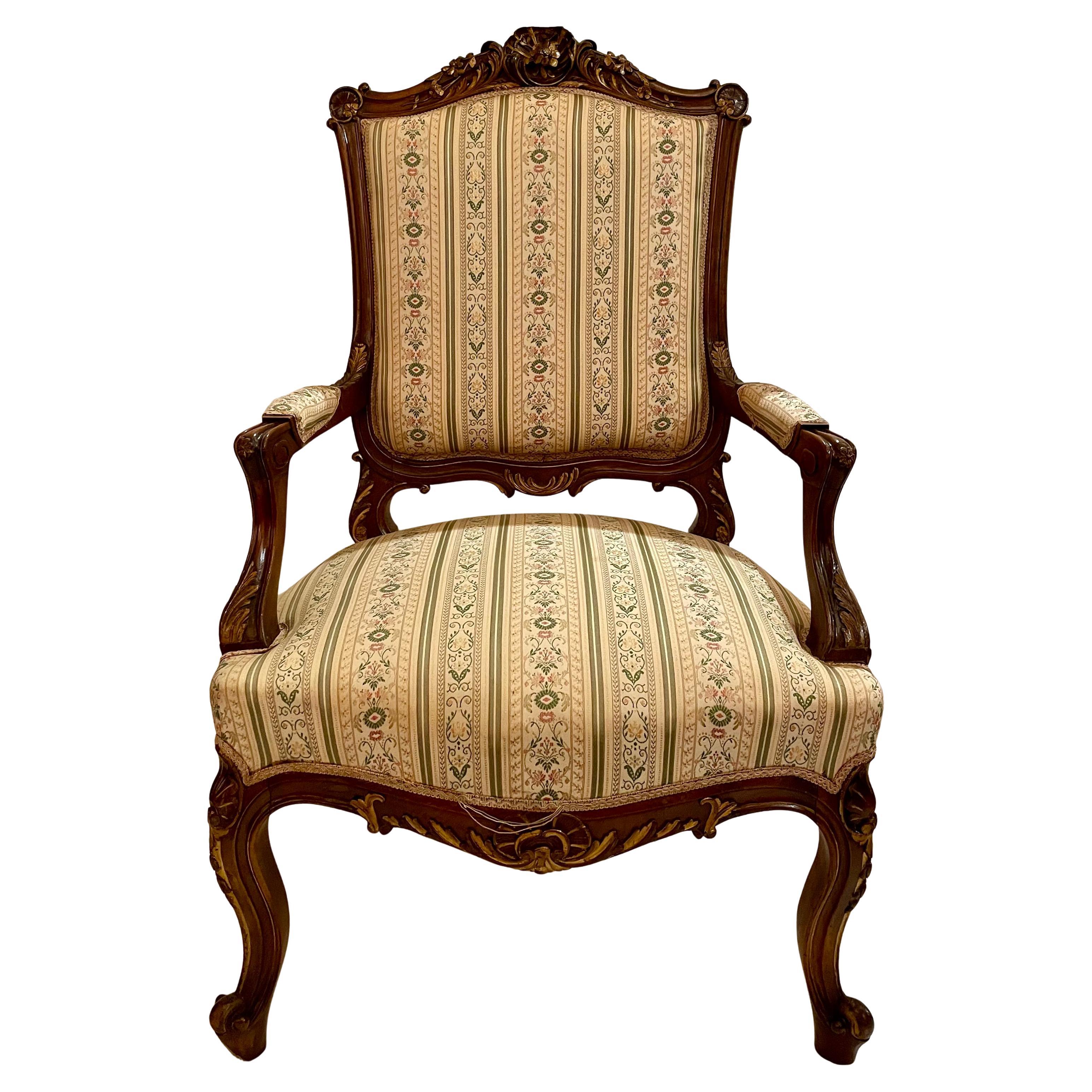 Paire d'anciens fauteuils français en noyer sculpté et doré, vers 1890.
Magnifiquement sculpté et doré.