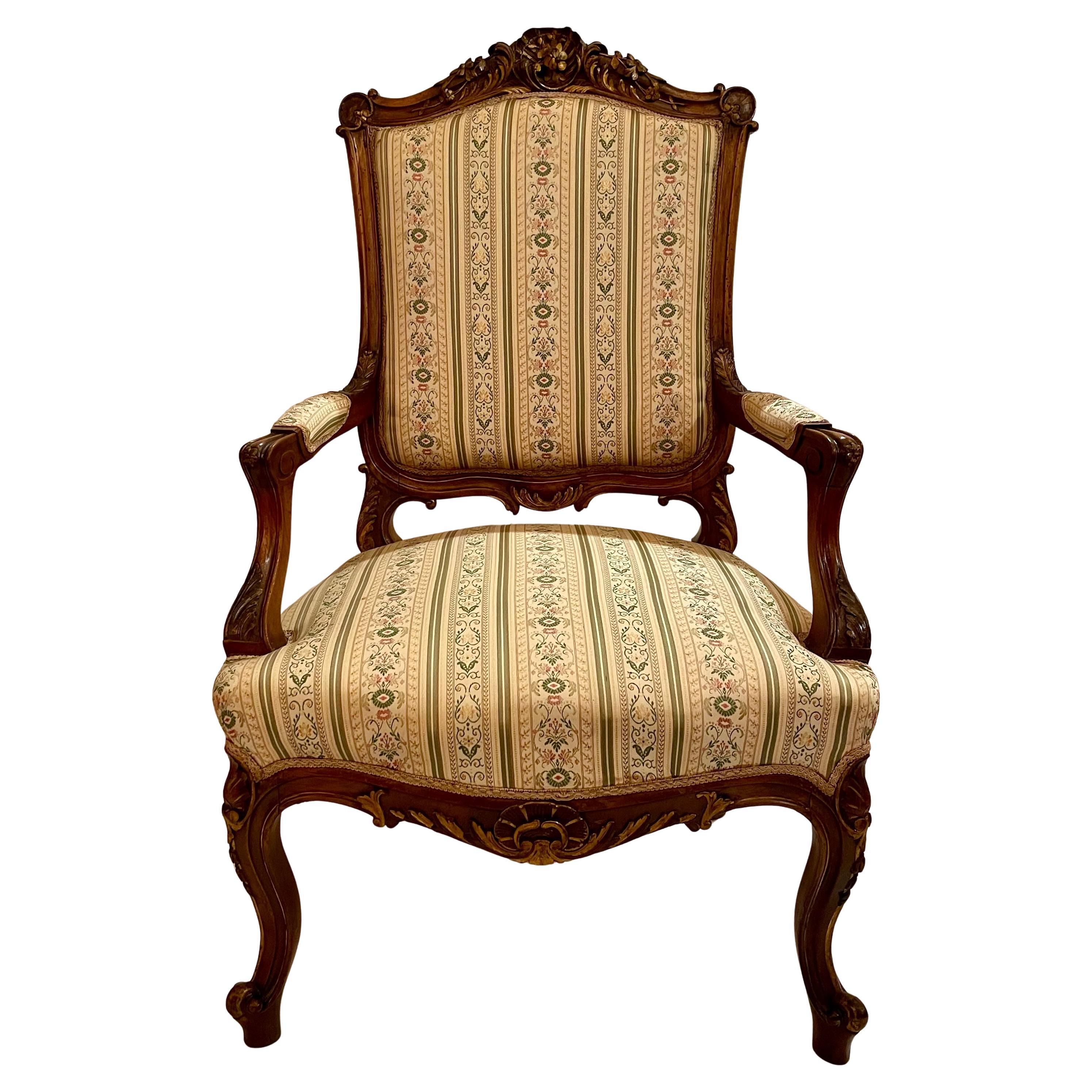 Français Paire d'anciens fauteuils français en noyer sculpté et doré, vers 1890. en vente
