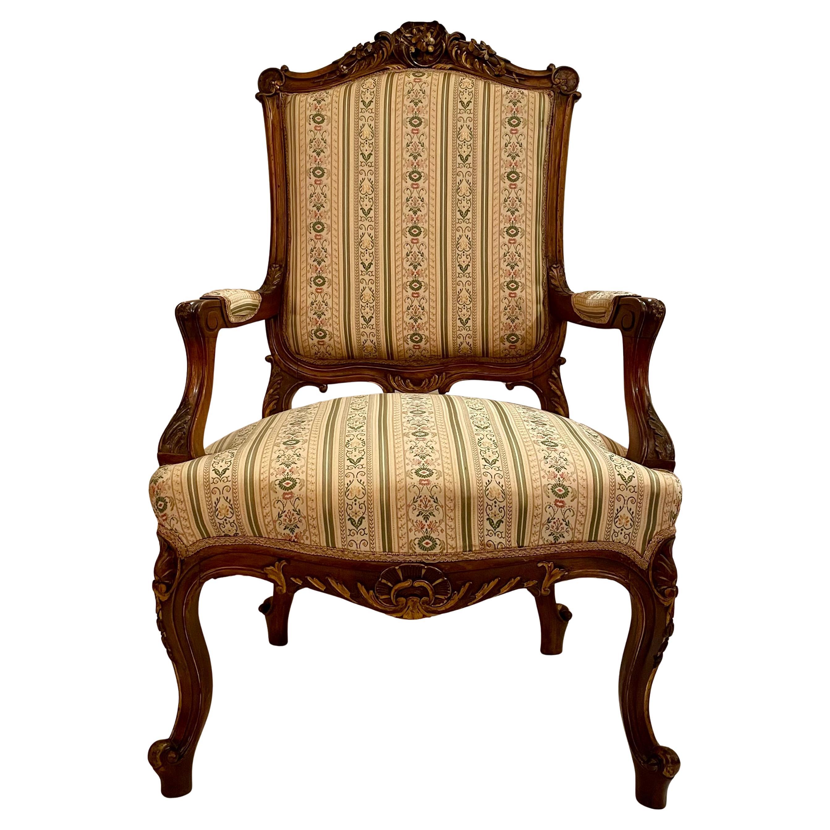 Paire d'anciens fauteuils français en noyer sculpté et doré, vers 1890. Bon état - En vente à New Orleans, LA