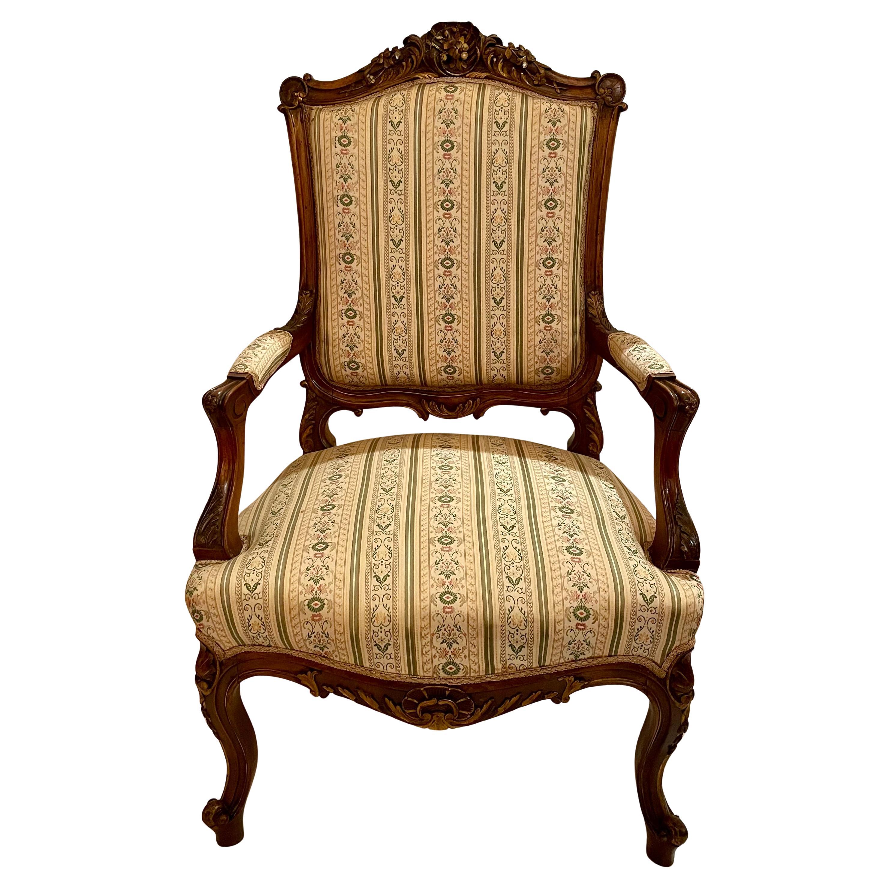XIXe siècle Paire d'anciens fauteuils français en noyer sculpté et doré, vers 1890. en vente