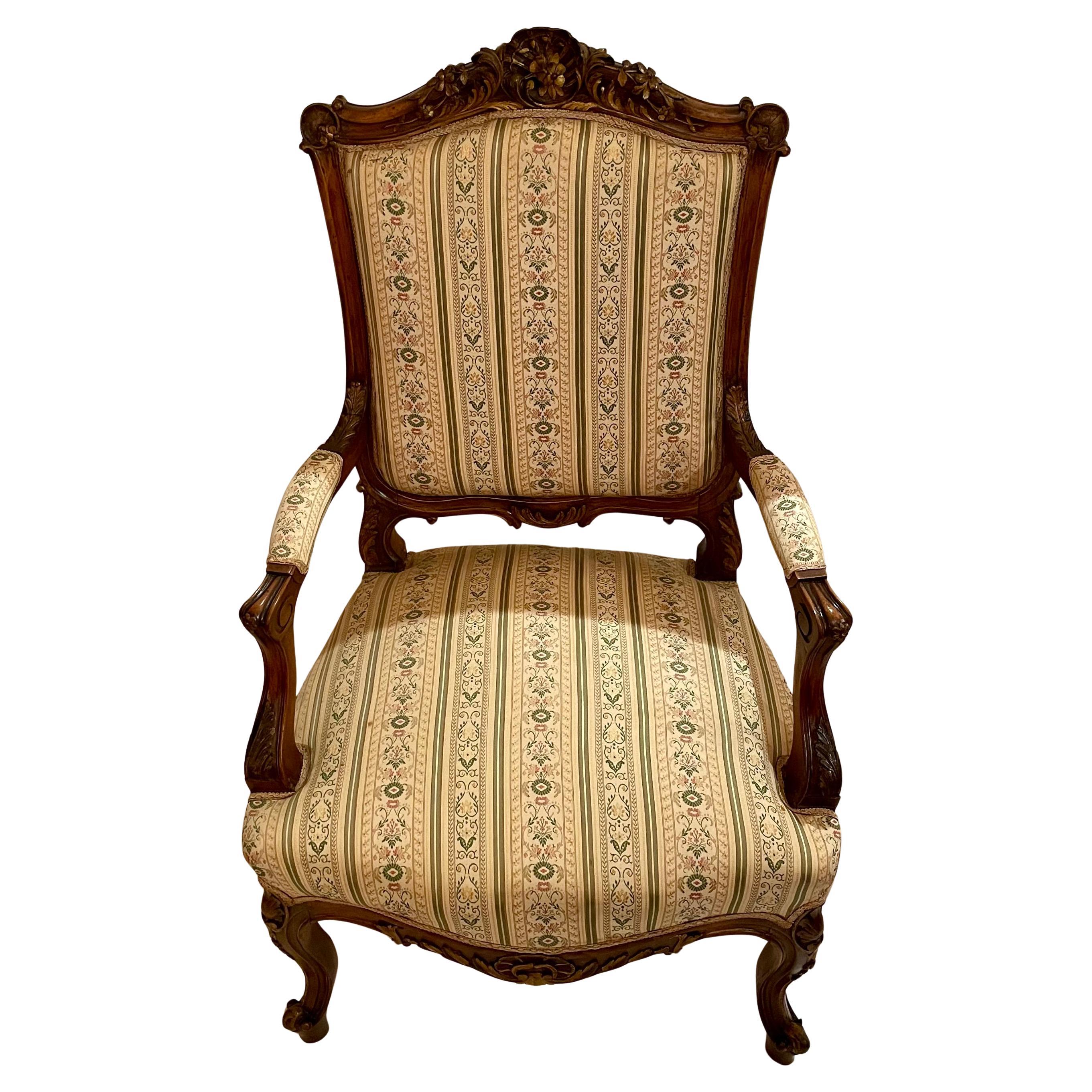 Tissu d'ameublement Paire d'anciens fauteuils français en noyer sculpté et doré, vers 1890. en vente