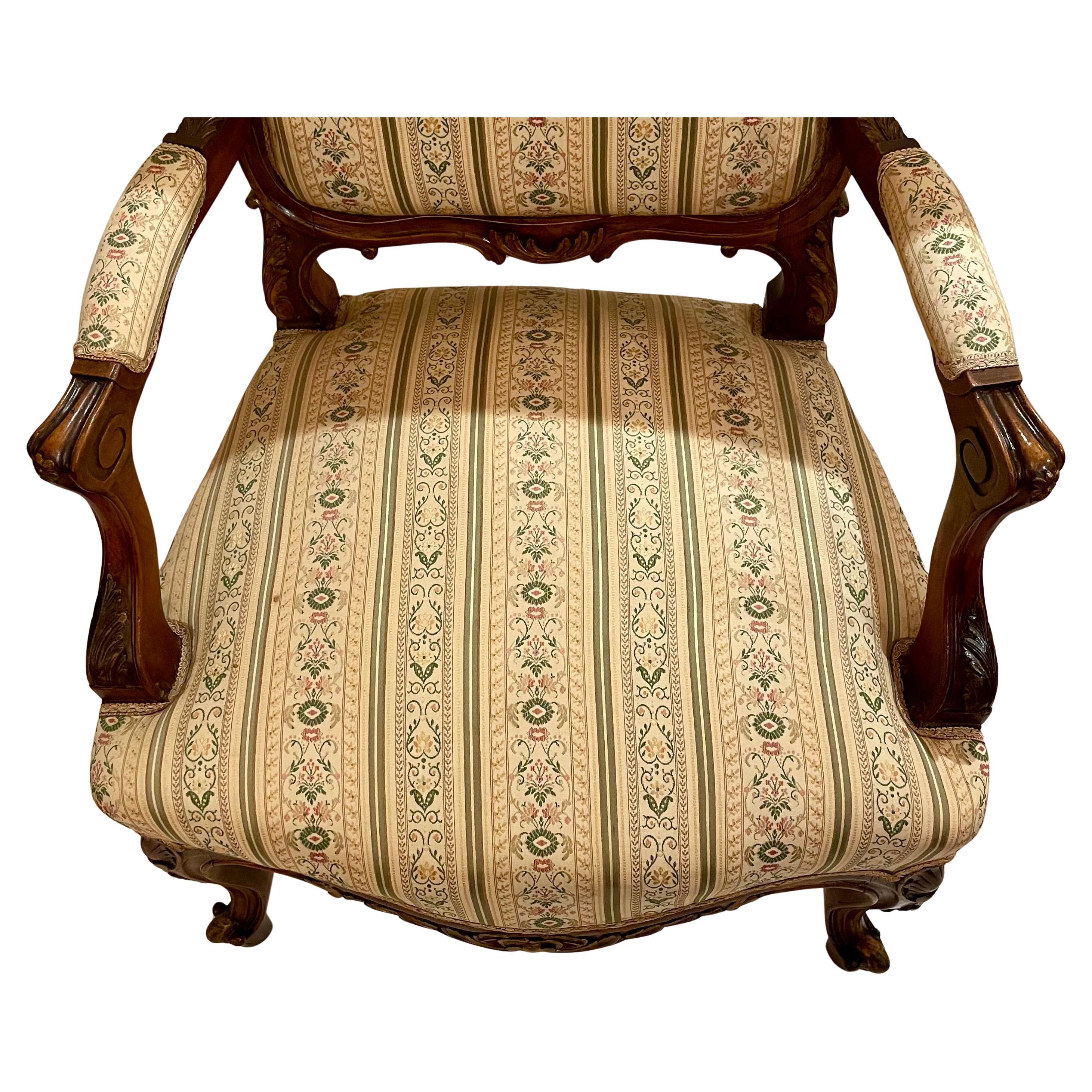 Paire d'anciens fauteuils français en noyer sculpté et doré, vers 1890. en vente 1