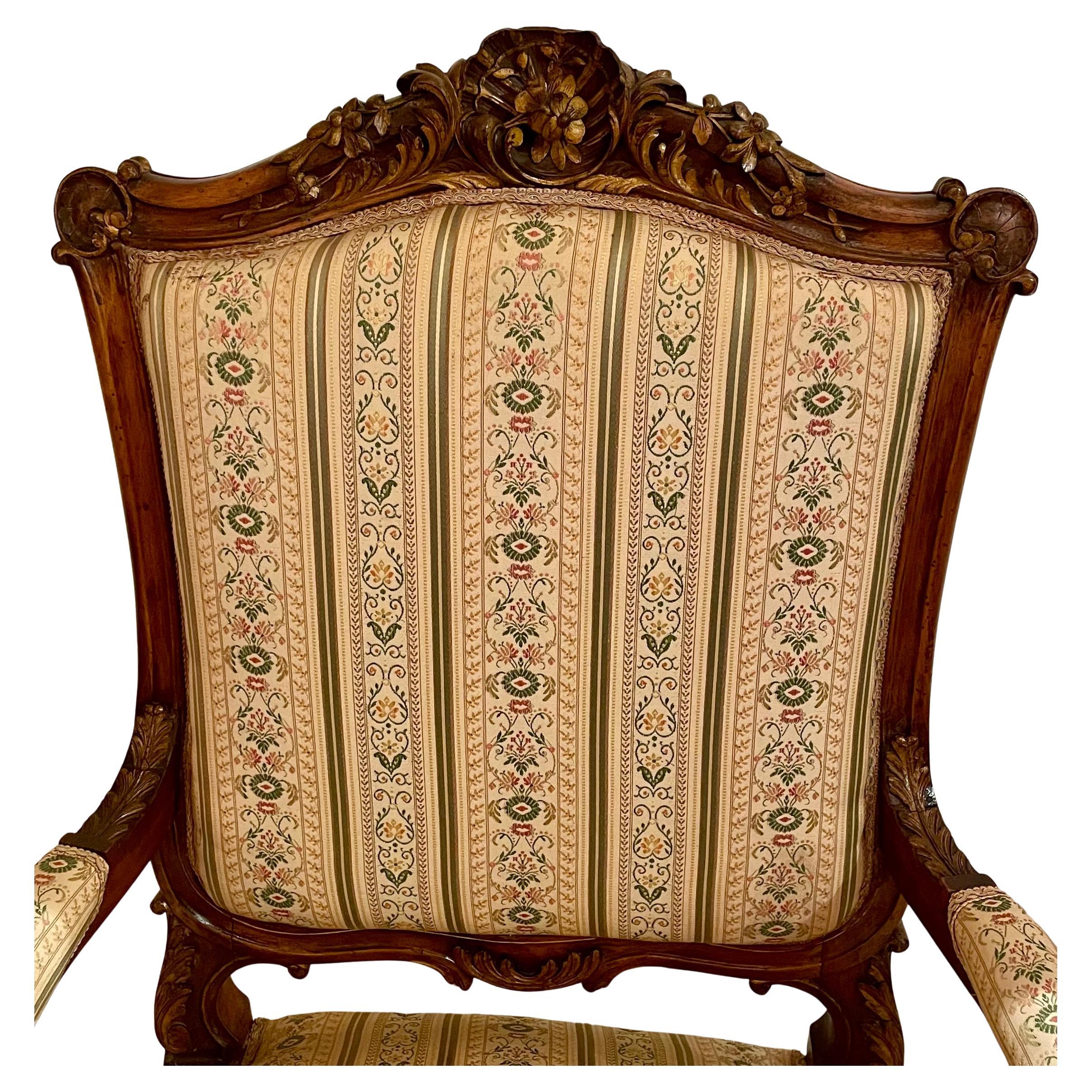 Paire d'anciens fauteuils français en noyer sculpté et doré, vers 1890. en vente 2