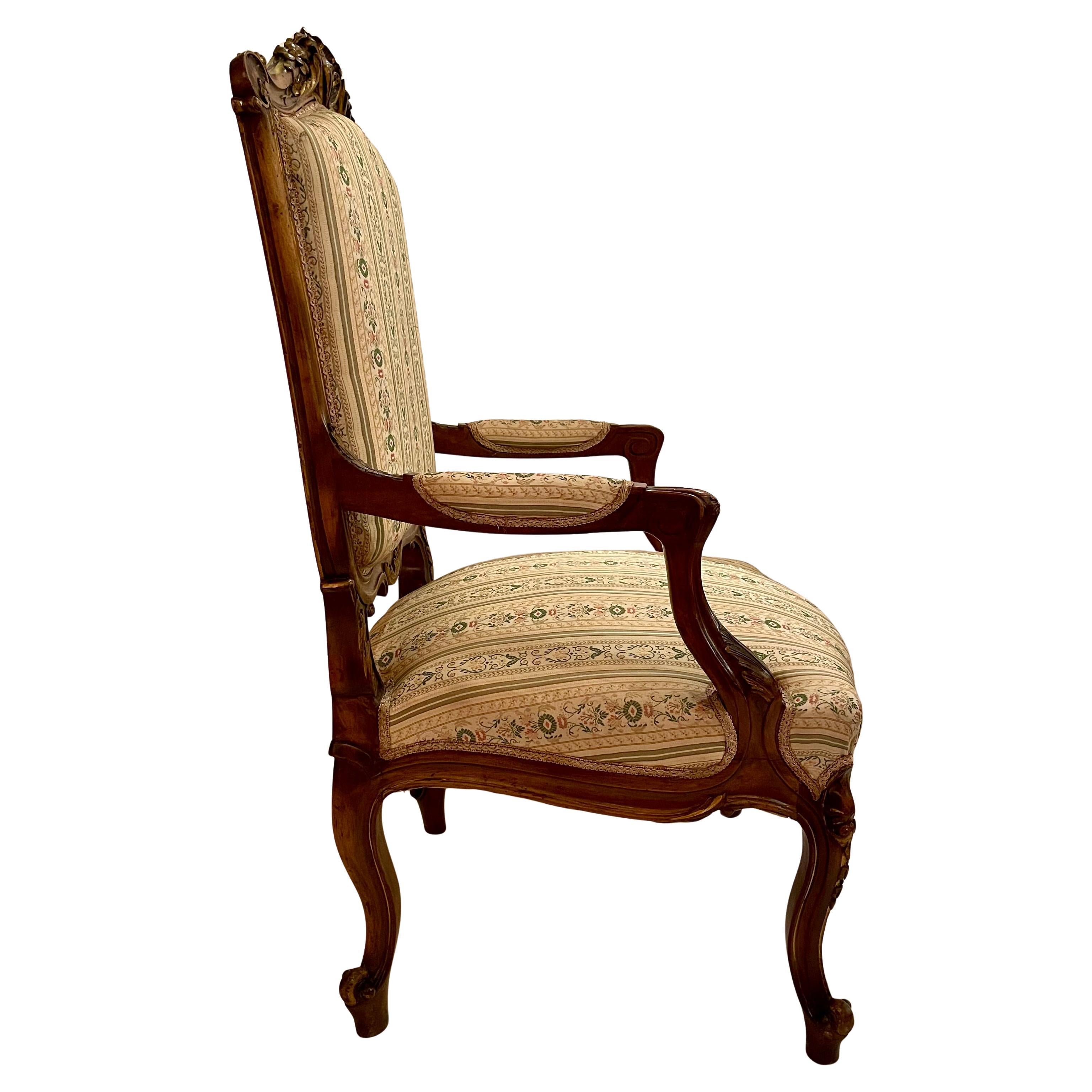 Paire d'anciens fauteuils français en noyer sculpté et doré, vers 1890. en vente 3