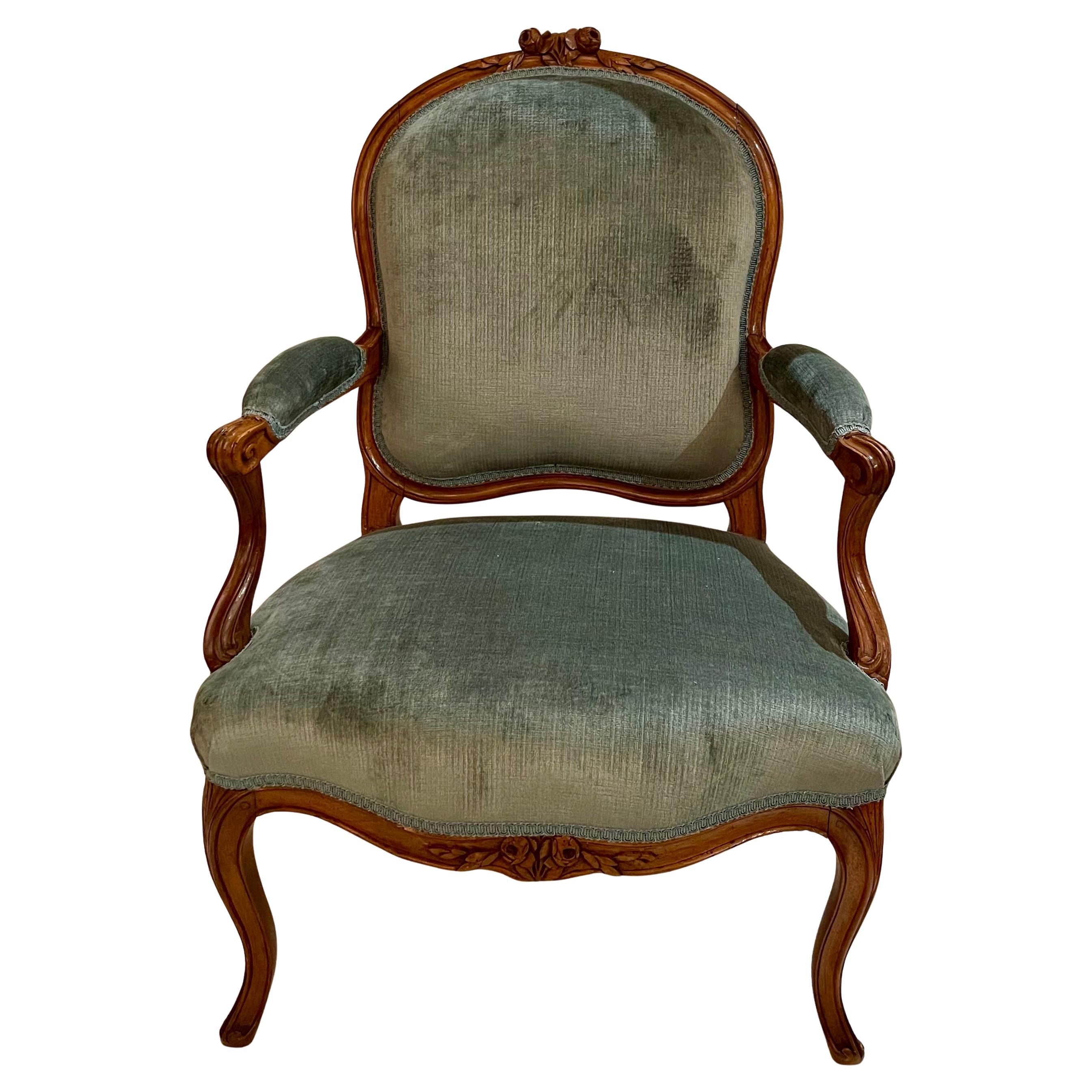 Francese Coppia di antiche poltrone francesi in noce intagliato, circa 1885-1895. in vendita