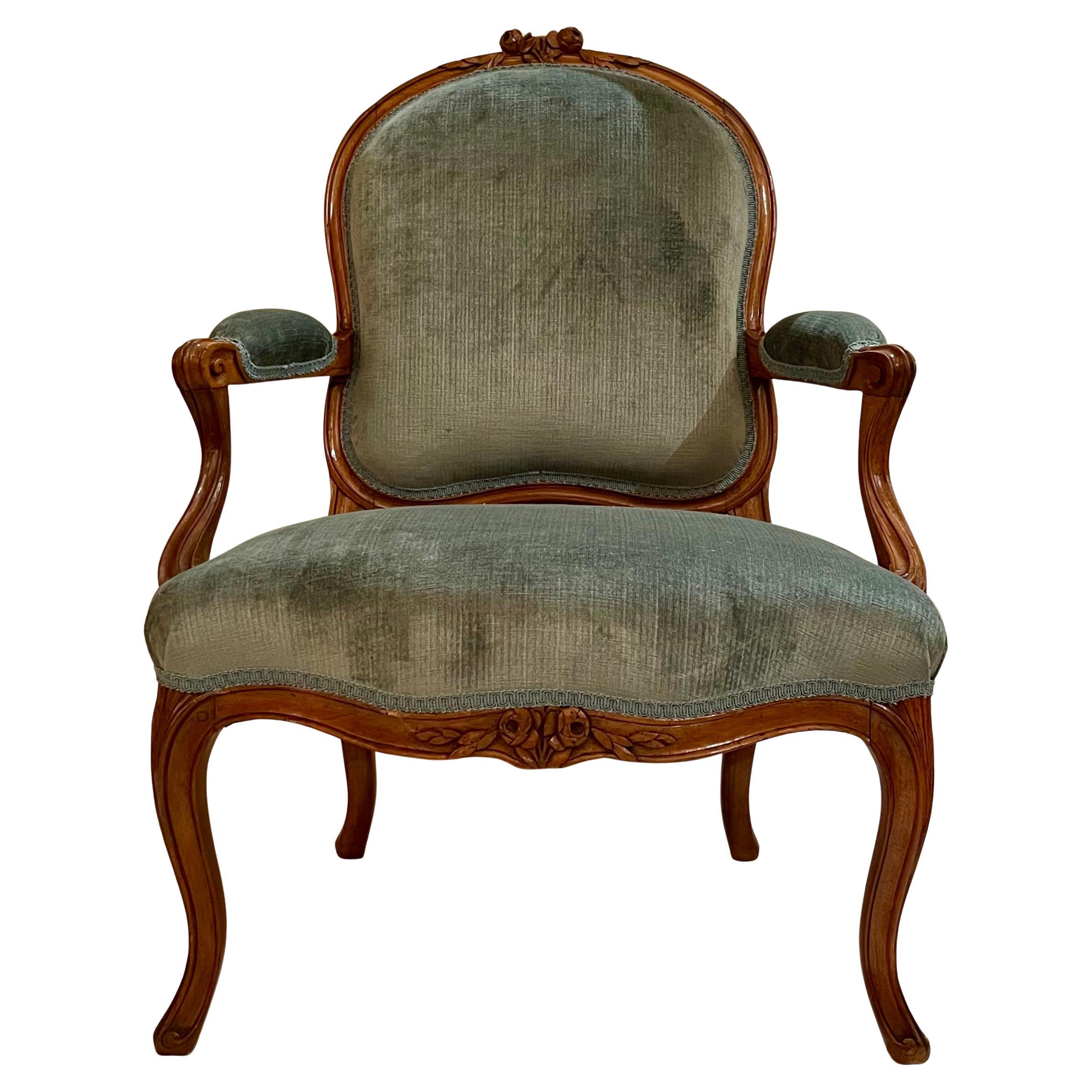 Coppia di antiche poltrone francesi in noce intagliato, circa 1885-1895. In condizioni buone in vendita a New Orleans, LA
