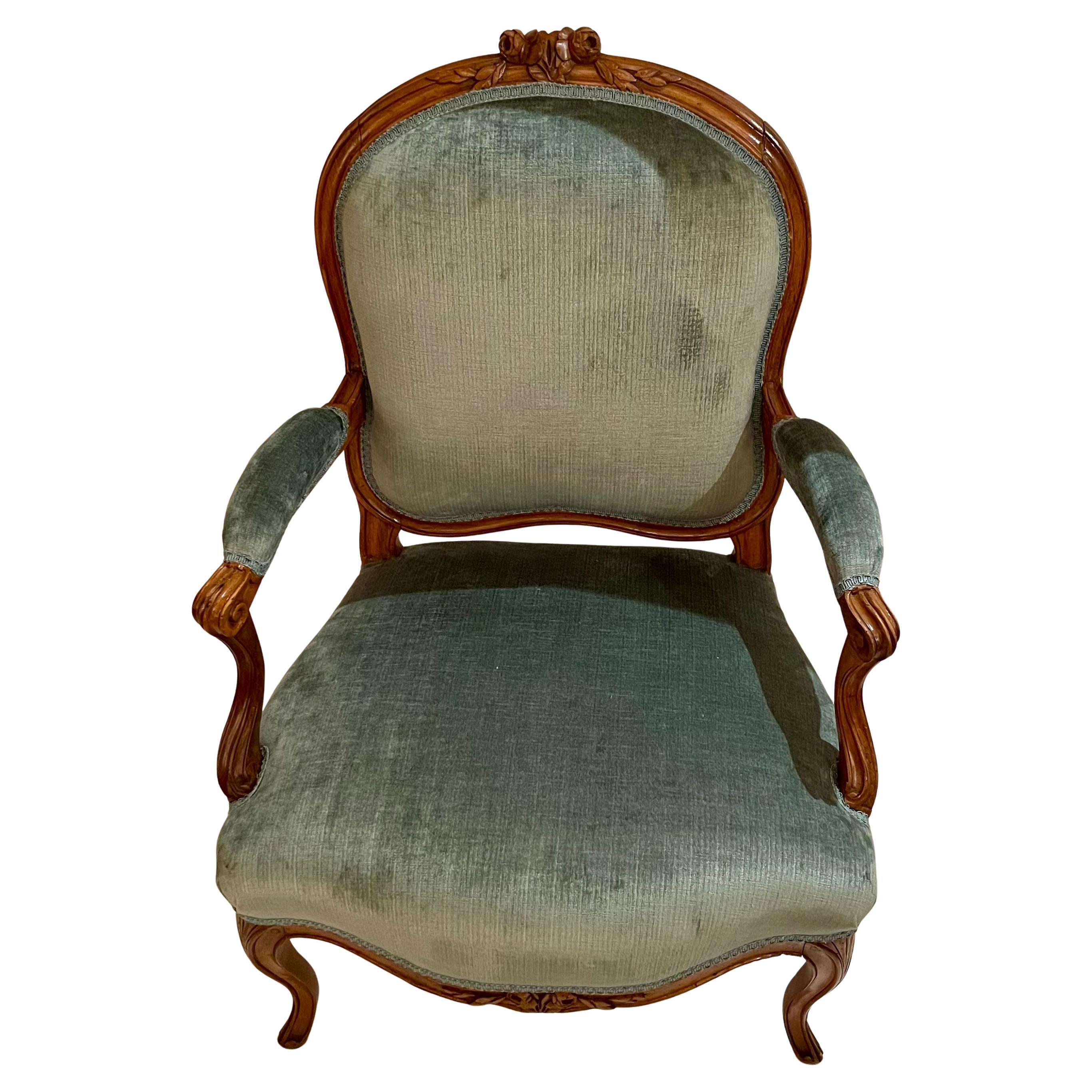 XIX secolo Coppia di antiche poltrone francesi in noce intagliato, circa 1885-1895. in vendita