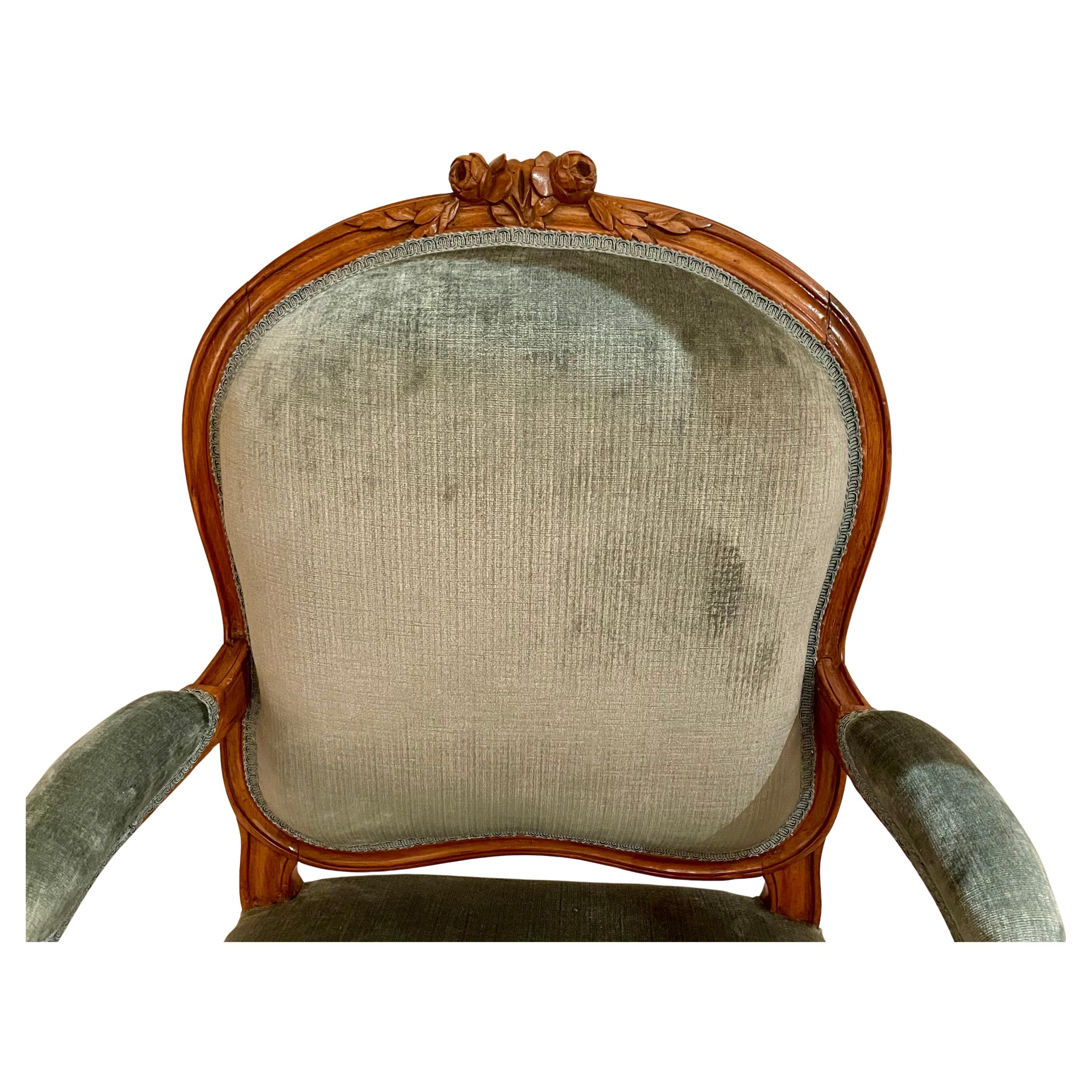 Coppia di antiche poltrone francesi in noce intagliato, circa 1885-1895. in vendita 1