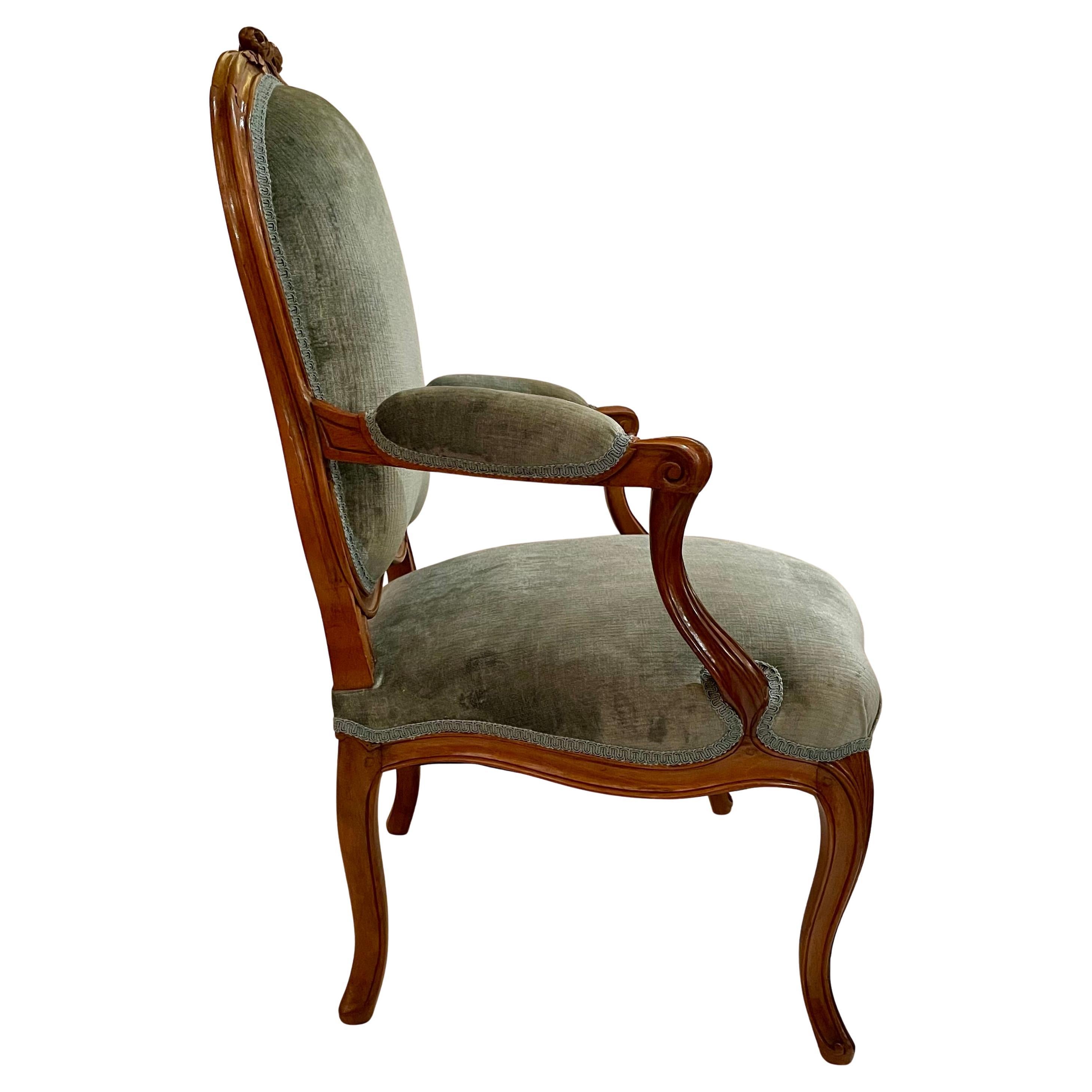 Coppia di antiche poltrone francesi in noce intagliato, circa 1885-1895. in vendita 2