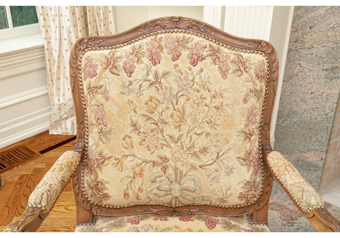 Paire de Fauteuils anciens en noyer sculpté français à restaurer Abîmé - En vente à Bridgeport, CT