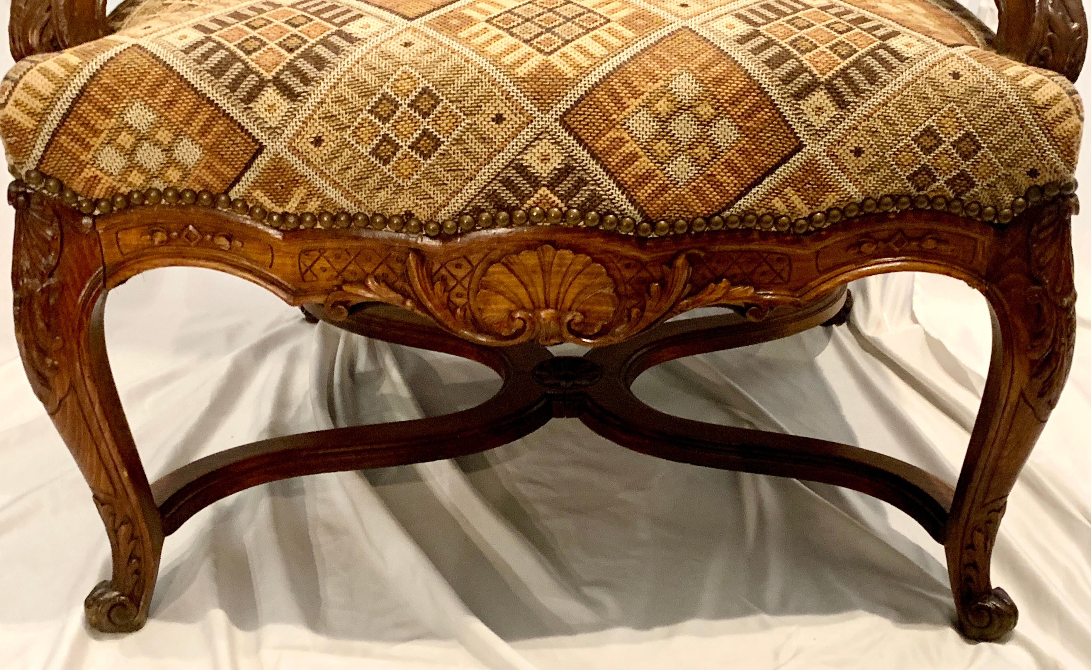 Coppia di bergeres / poltrone imbottite in noce francese intagliato, circa 1880 In condizioni buone in vendita a New Orleans, LA