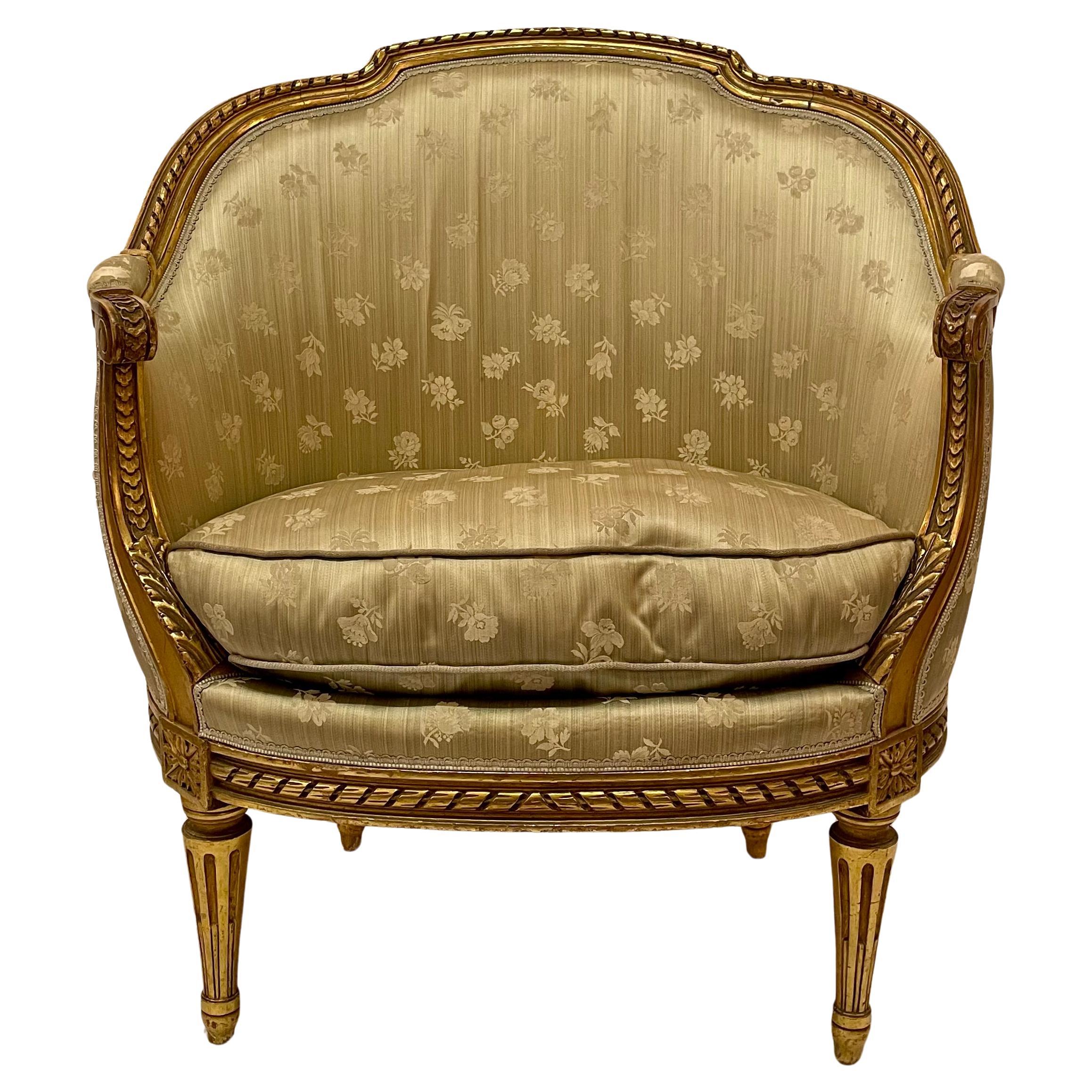 Coppia di antiche sedie francesi in legno intagliato con foglie d'oro, CIRCA 1880-1890.  Seta Tappezzeria.
Nella foto finale, una delle due sedie presenta una macchia d'acqua sul cuscino.  Il prezzo riflette le condizioni del pezzo.