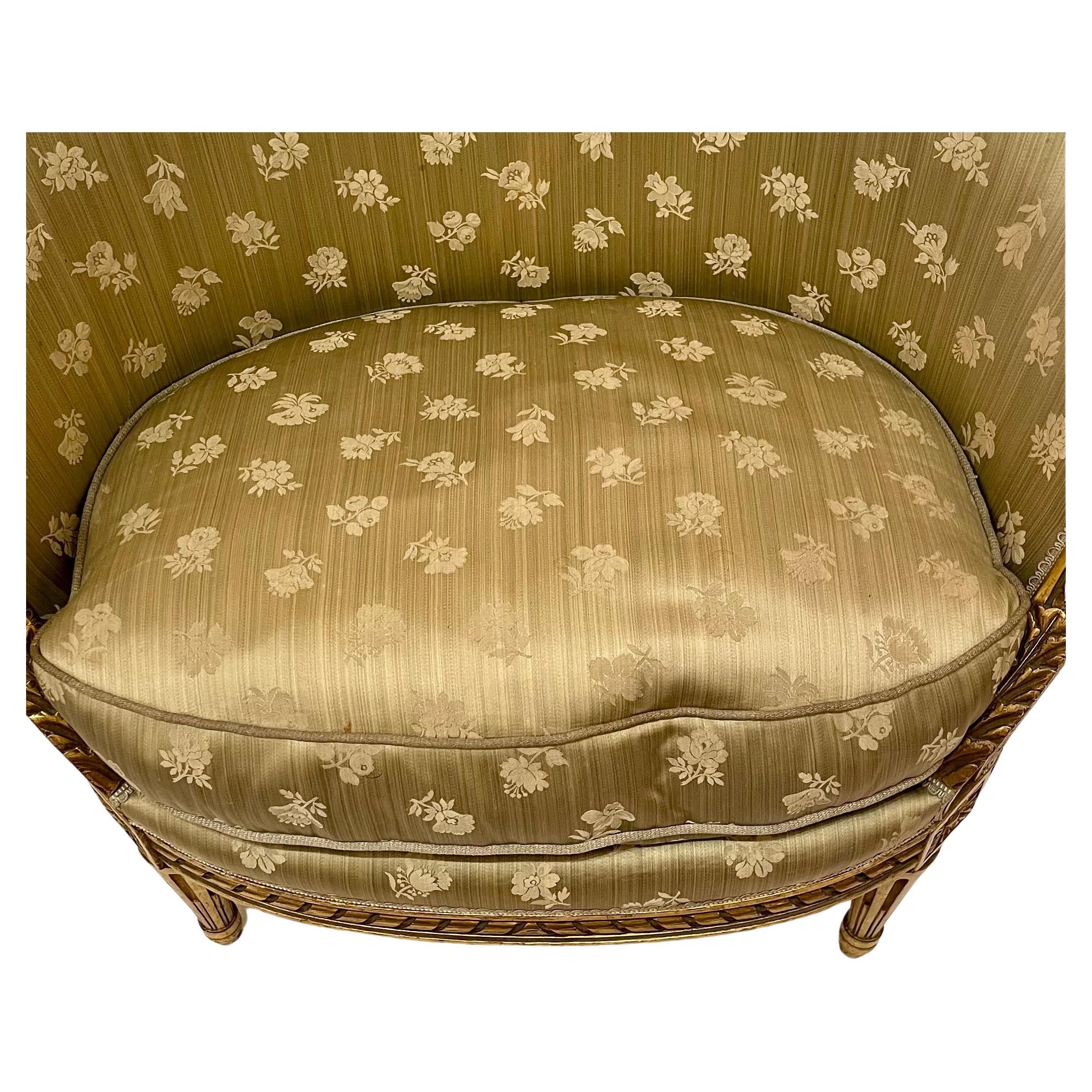 Coppia di antiche sedie francesi in legno intagliato con foglie d'oro, CIRCA 1880-1890. In condizioni buone in vendita a New Orleans, LA