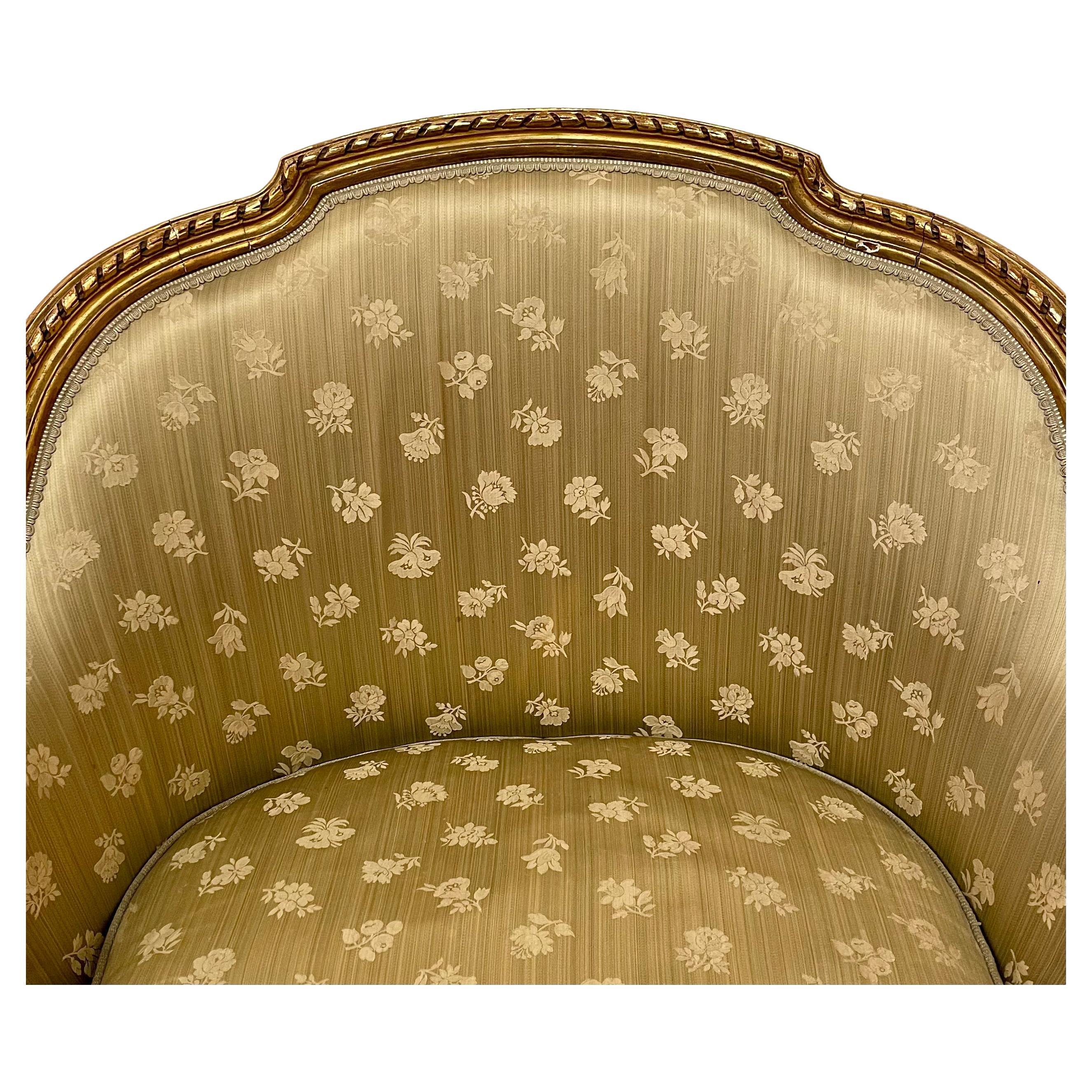XIX secolo Coppia di antiche sedie francesi in legno intagliato con foglie d'oro, CIRCA 1880-1890. in vendita