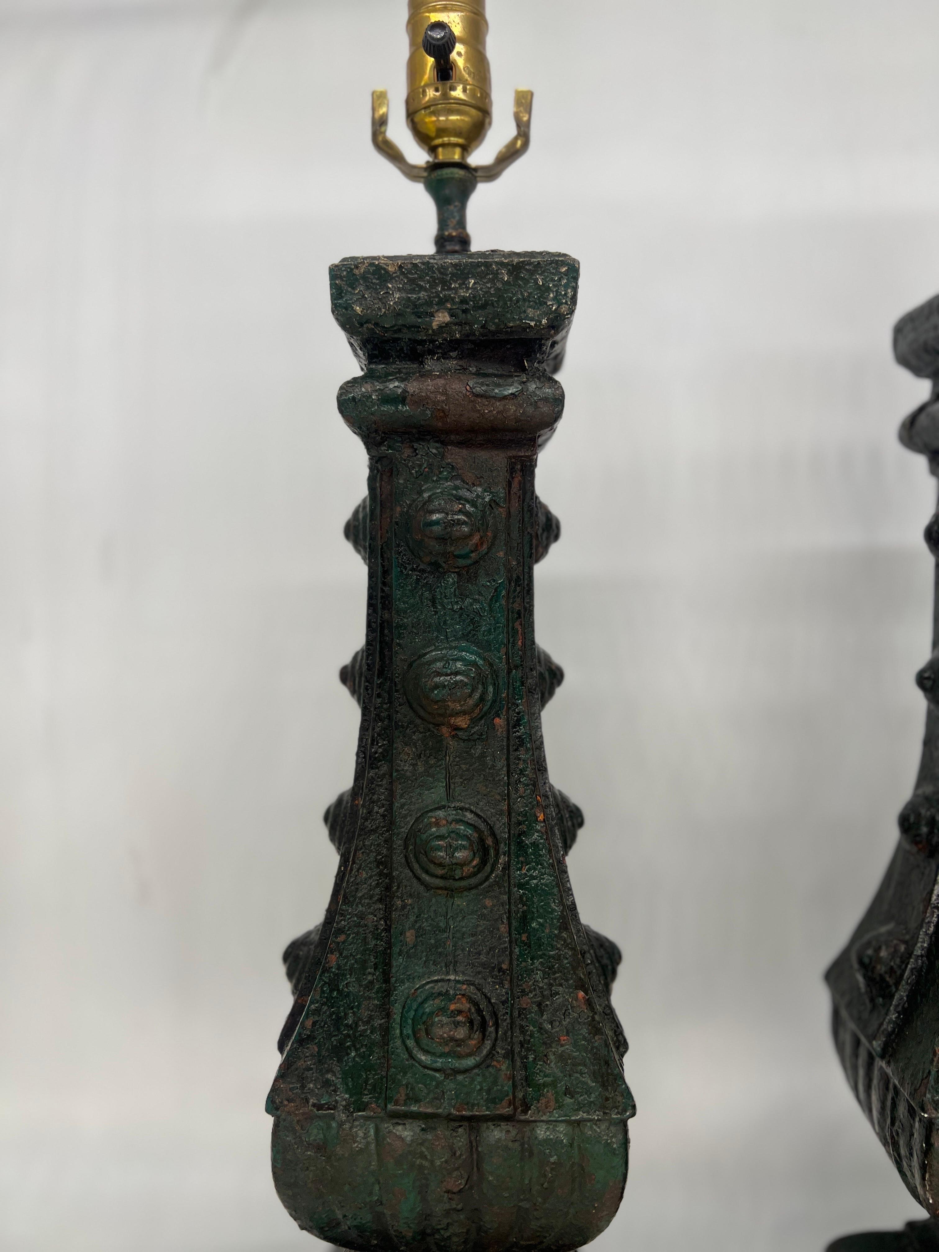 Fer Paire de lampes anciennes décorées de fragments d'architecture en fonte française en vente