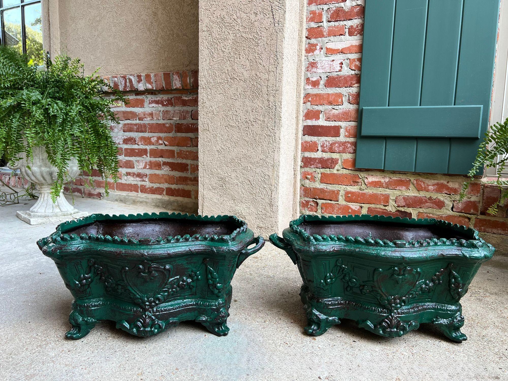 PAAR Antike Französisch Gusseisen Jardiniere Große Fuß Cache Topf Pflanzer c1880.

Direkt aus Frankreich, ein seltenes, zusammengehöriges Paar antiker französischer Gusseisen-Jardiniere, reich an Details im Stil des Rokoko-Revivals.
Die großen,