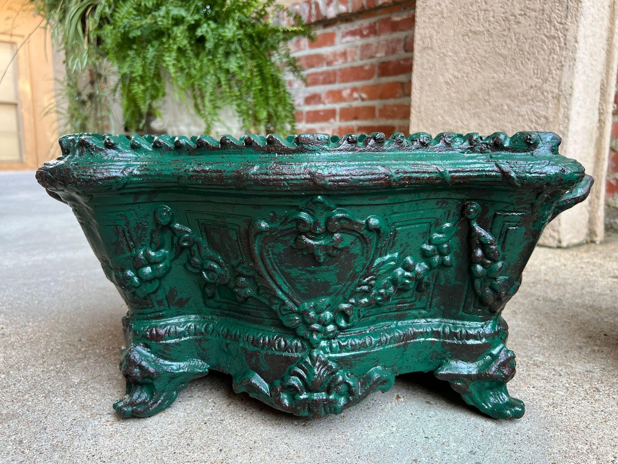 PAAR Antique French Gusseisen Jardiniere großen Fuß Cache Topf Pflanzer c1880 (Rokoko) im Angebot