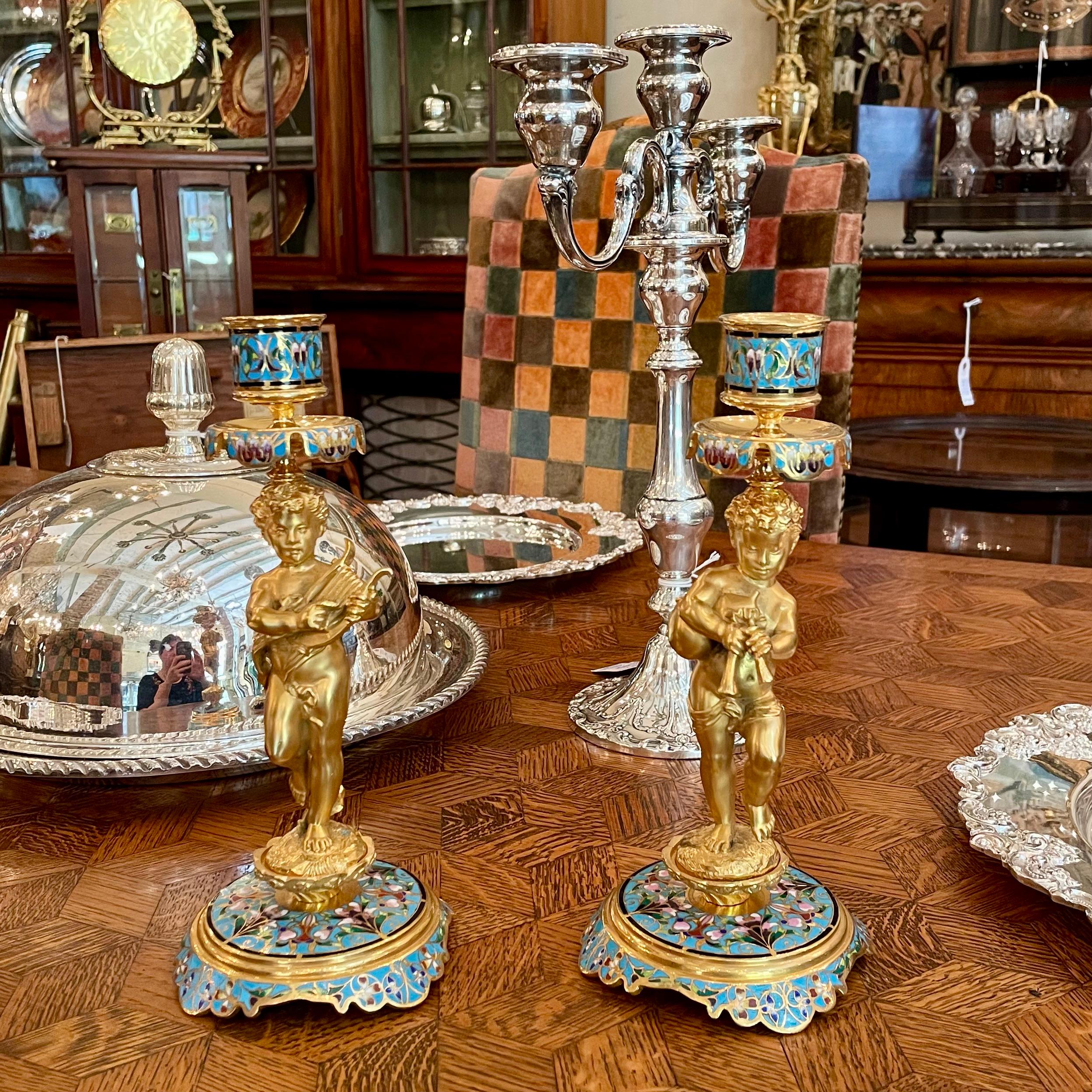 Paire de chandeliers anciens en émail champlevé et bronze doré à figures musicales en vente 5