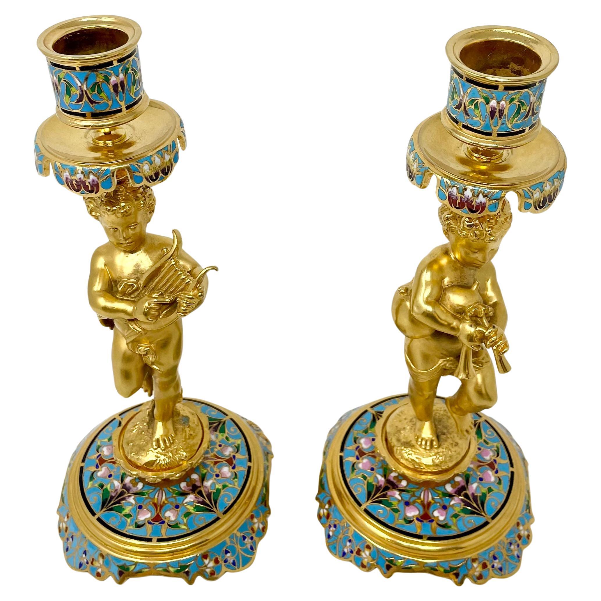 Superbe paire de chandeliers anciens à figures musicales en émail champlevé et bronze doré, vers 1870.