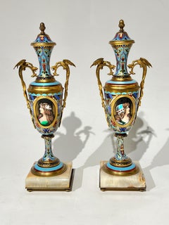 Coppia di vasi antichi francesi in bronzo dorato e smaltato a campione