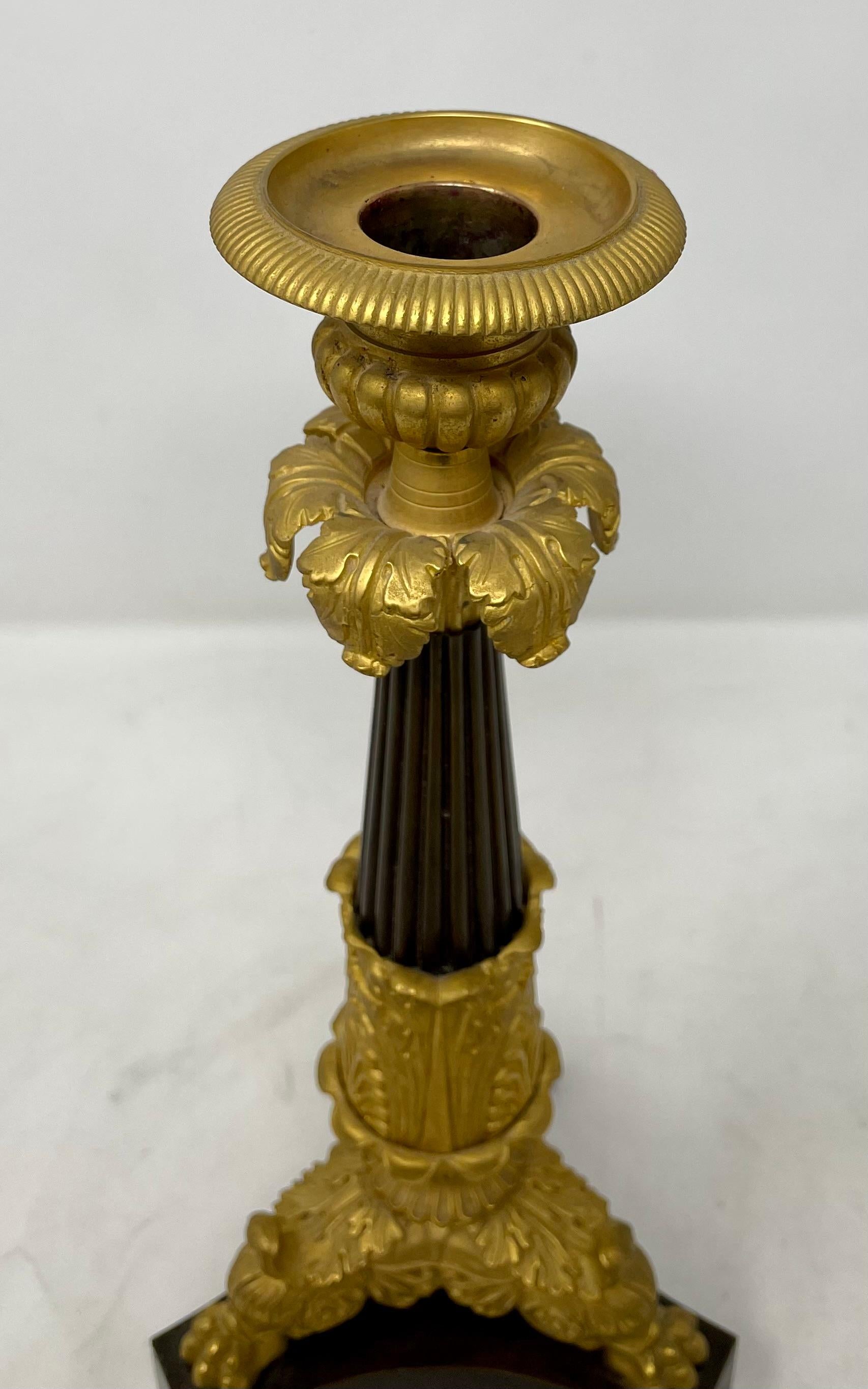 Patiné Paire de bougeoirs français anciens de style Charles X en or et bronze patiné, vers 1880 en vente
