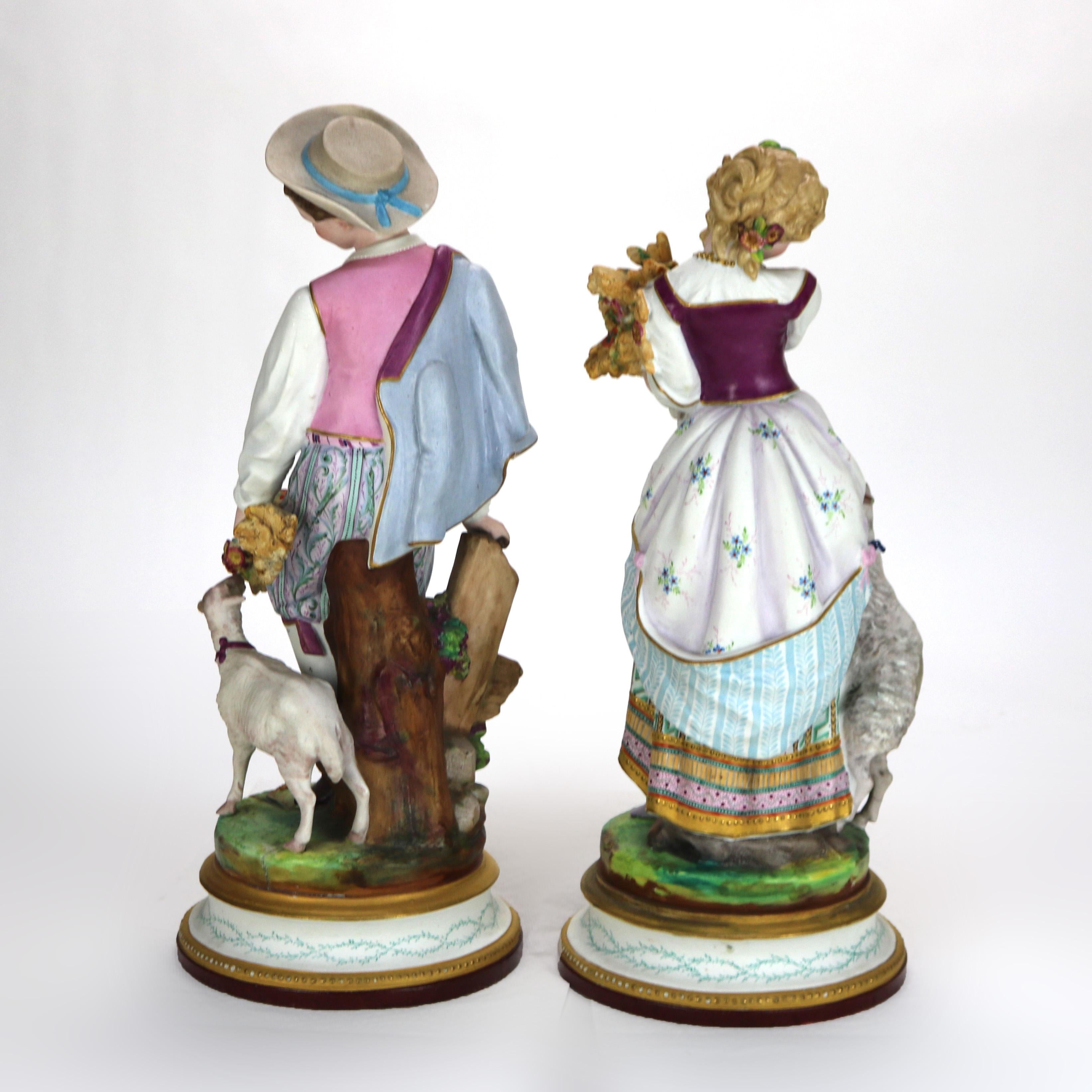 Par de Figuras Antiguas Francesas de Bisque de Porcelana Policromada de la Escuela de Chelsea C1880 6