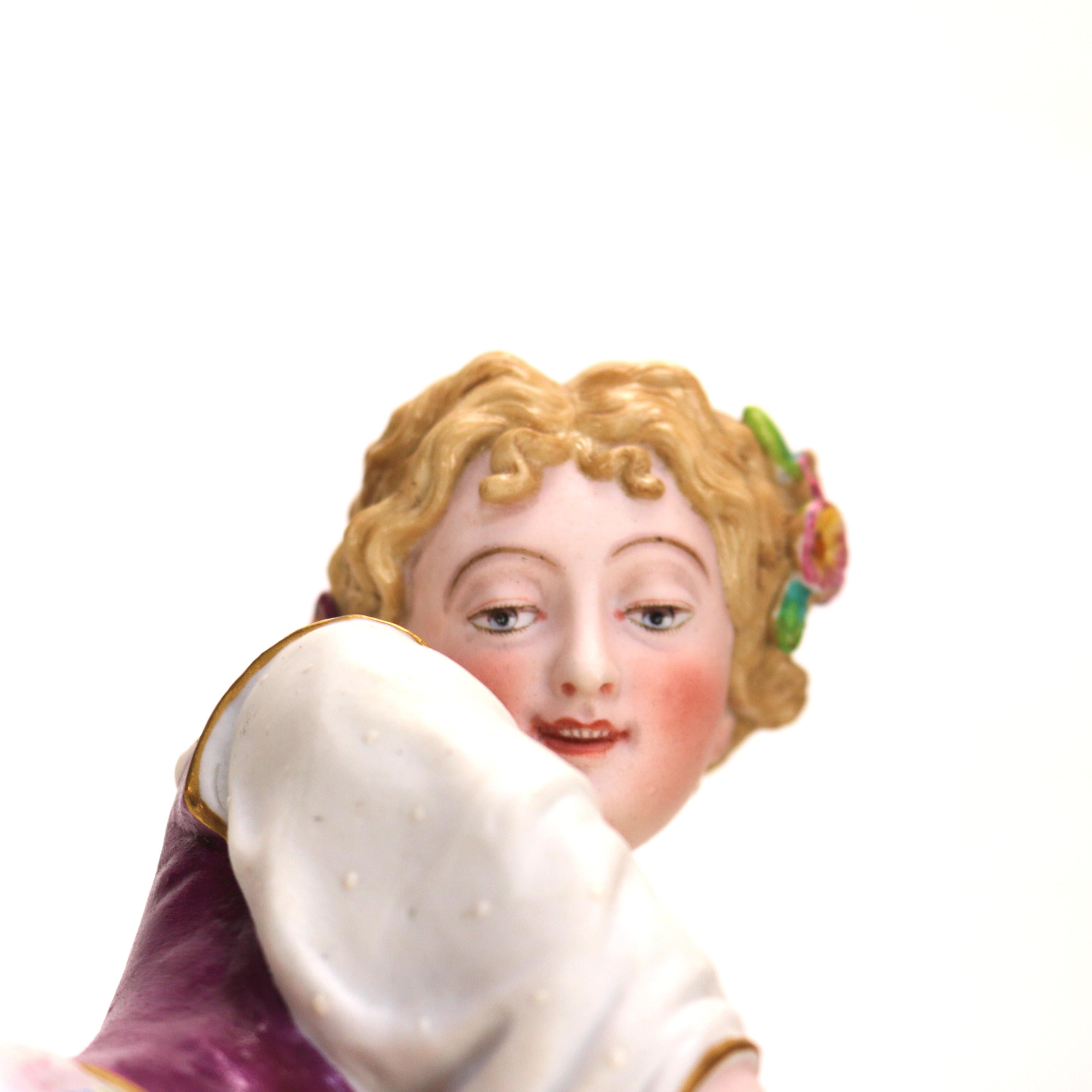 Par de Figuras Antiguas Francesas de Bisque de Porcelana Policromada de la Escuela de Chelsea C1880 1