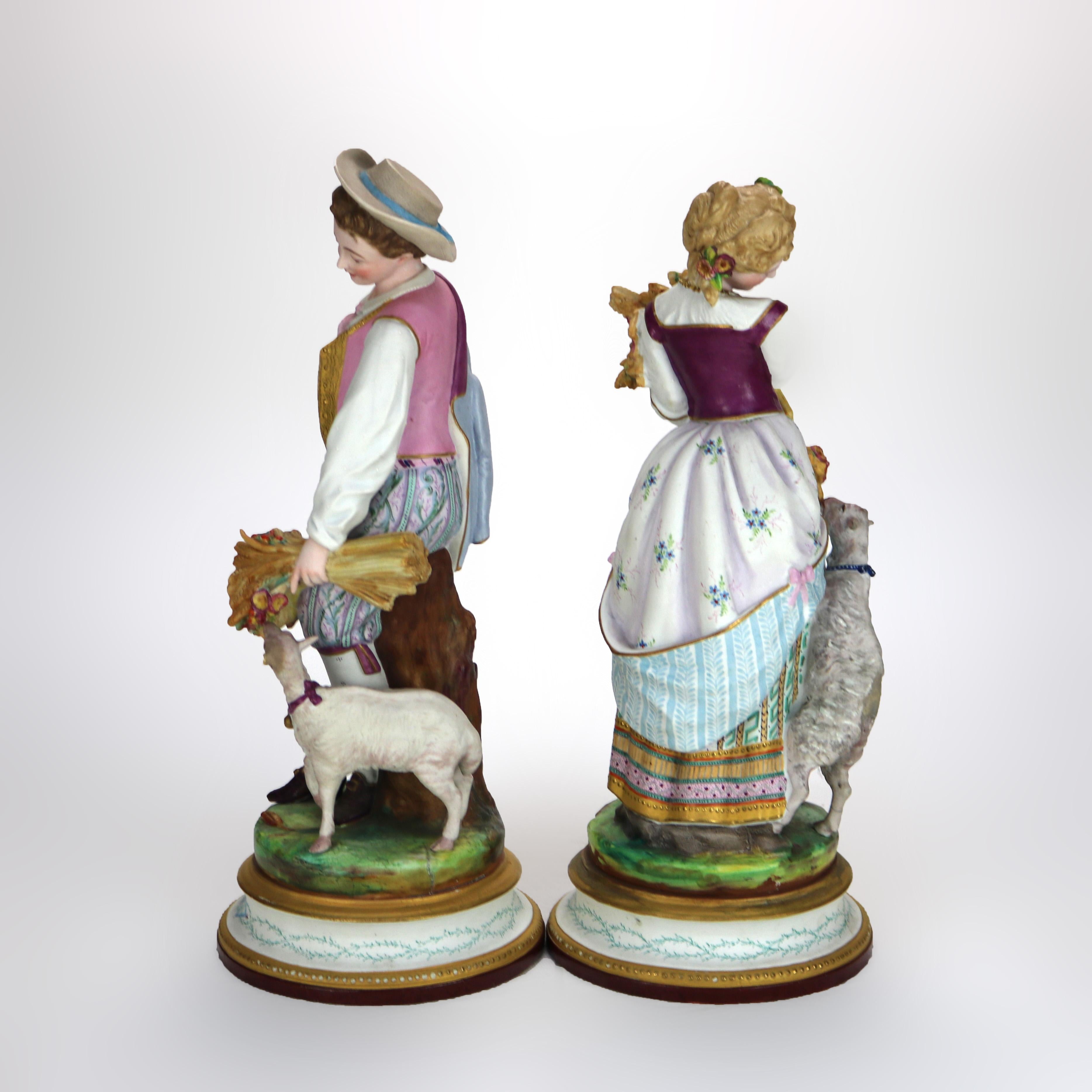 Par de Figuras Antiguas Francesas de Bisque de Porcelana Policromada de la Escuela de Chelsea C1880 4
