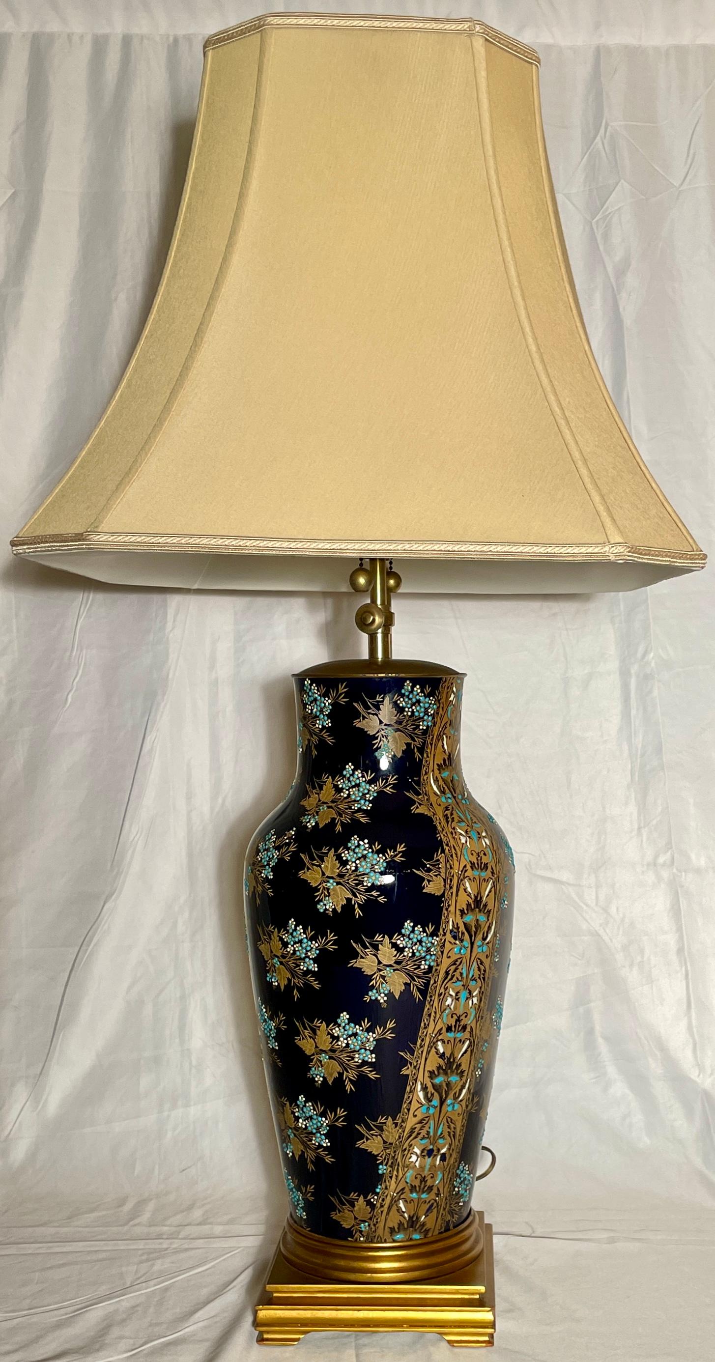 Paar antike französische Chinoiserie-Lampen aus kobaltblau emailliertem Porzellan, CIRCA 1910-1920.