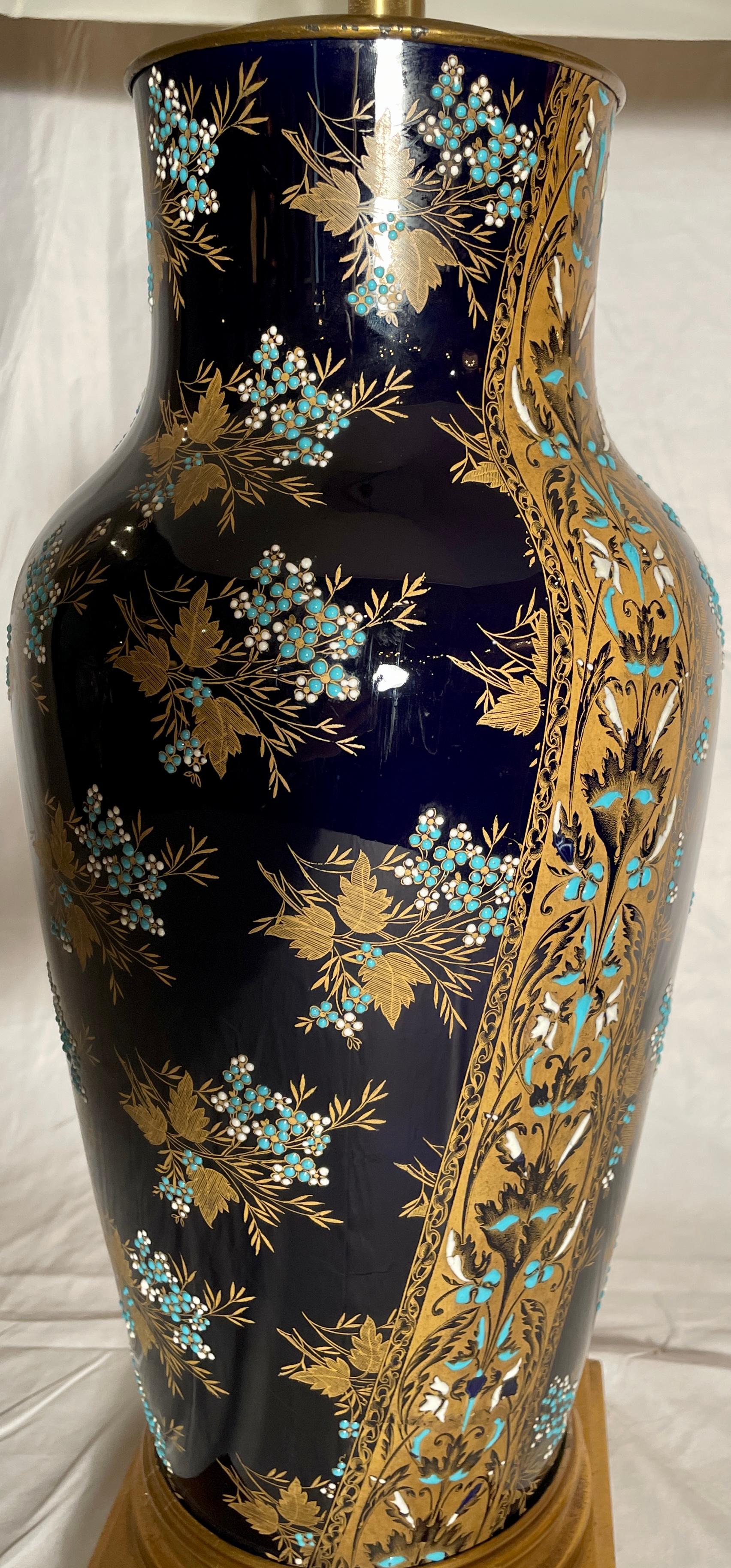 Français Paire de lampes anciennes en porcelaine émaillée bleu cobalt de style Chinoiserie française, vers 1910 en vente
