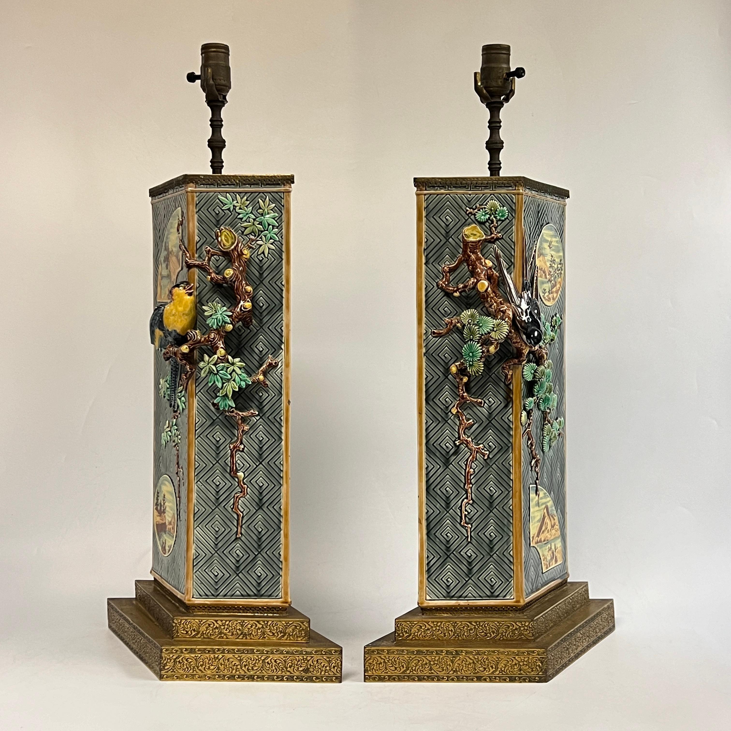 Estetismo Coppia di lampade da tavolo in maiolica di Antique French Chinoiserie in vendita