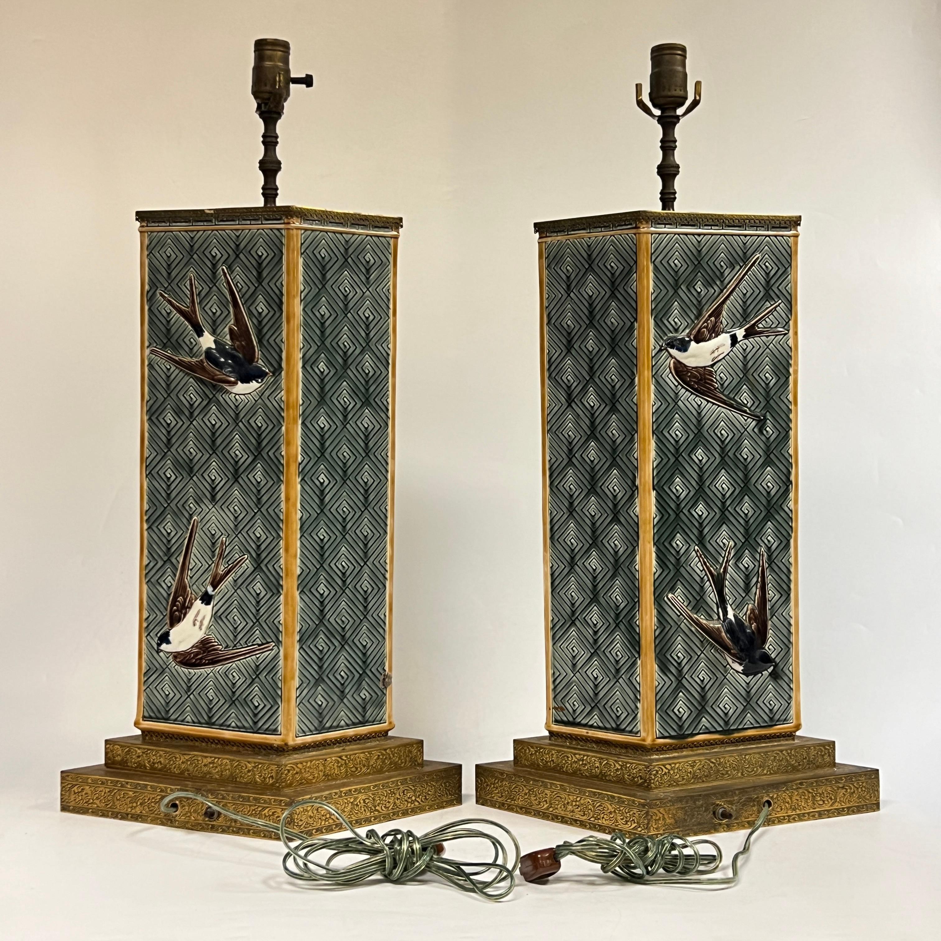 Francese Coppia di lampade da tavolo in maiolica di Antique French Chinoiserie in vendita