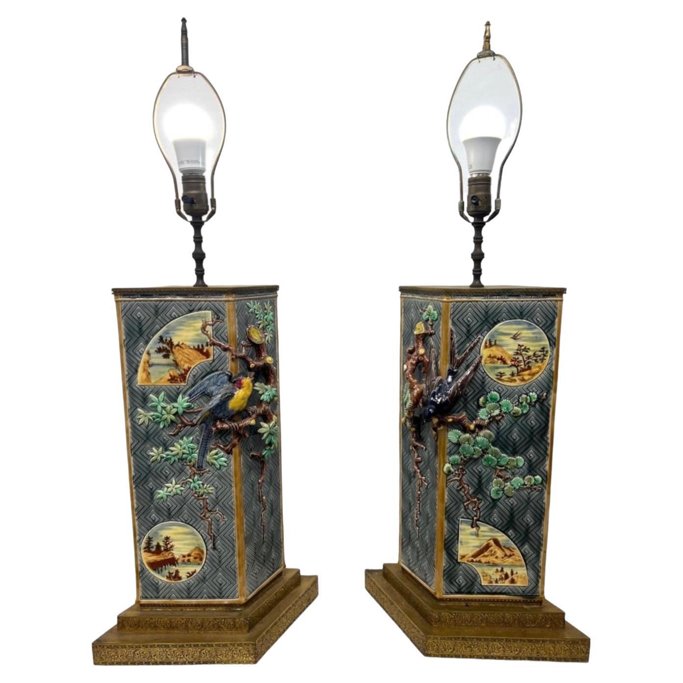 Paar antike französische Chinoiserie-Majolika-Fayence-Tischlampen aus Majolika im Angebot