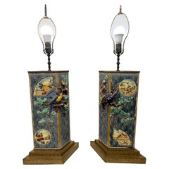 Paire de lampes de table anciennes en faïence majolique de Chinoiserie française
