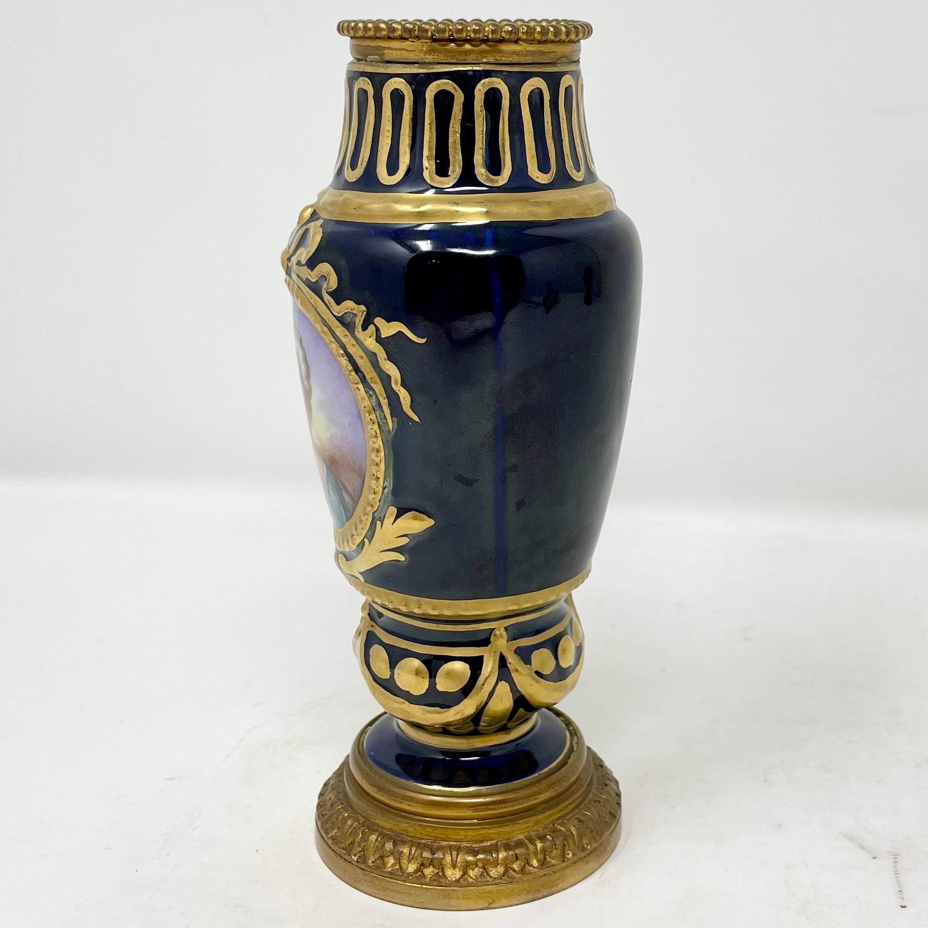 Pareja de antiguos jarrones franceses en miniatura de porcelana azul cobalto, circa 1890-1910. en venta 5