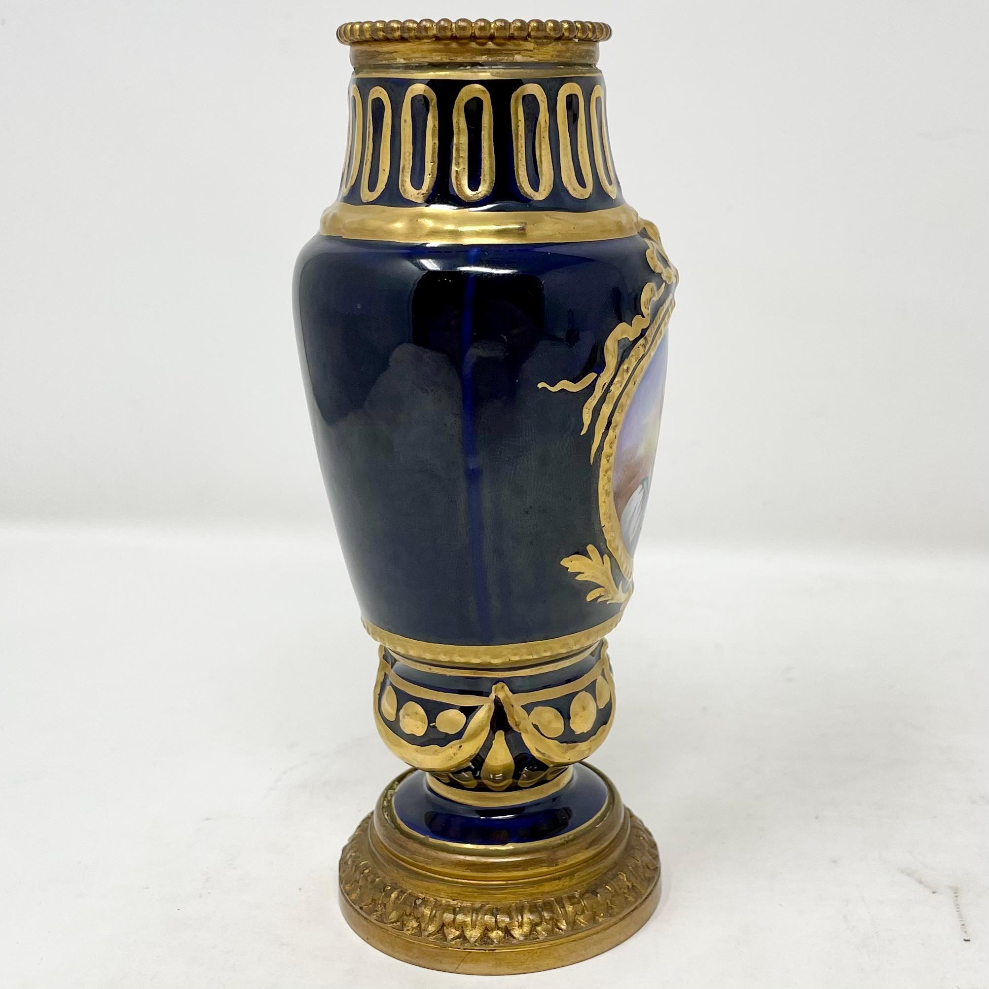 Pareja de antiguos jarrones franceses en miniatura de porcelana azul cobalto, circa 1890-1910. en venta 7