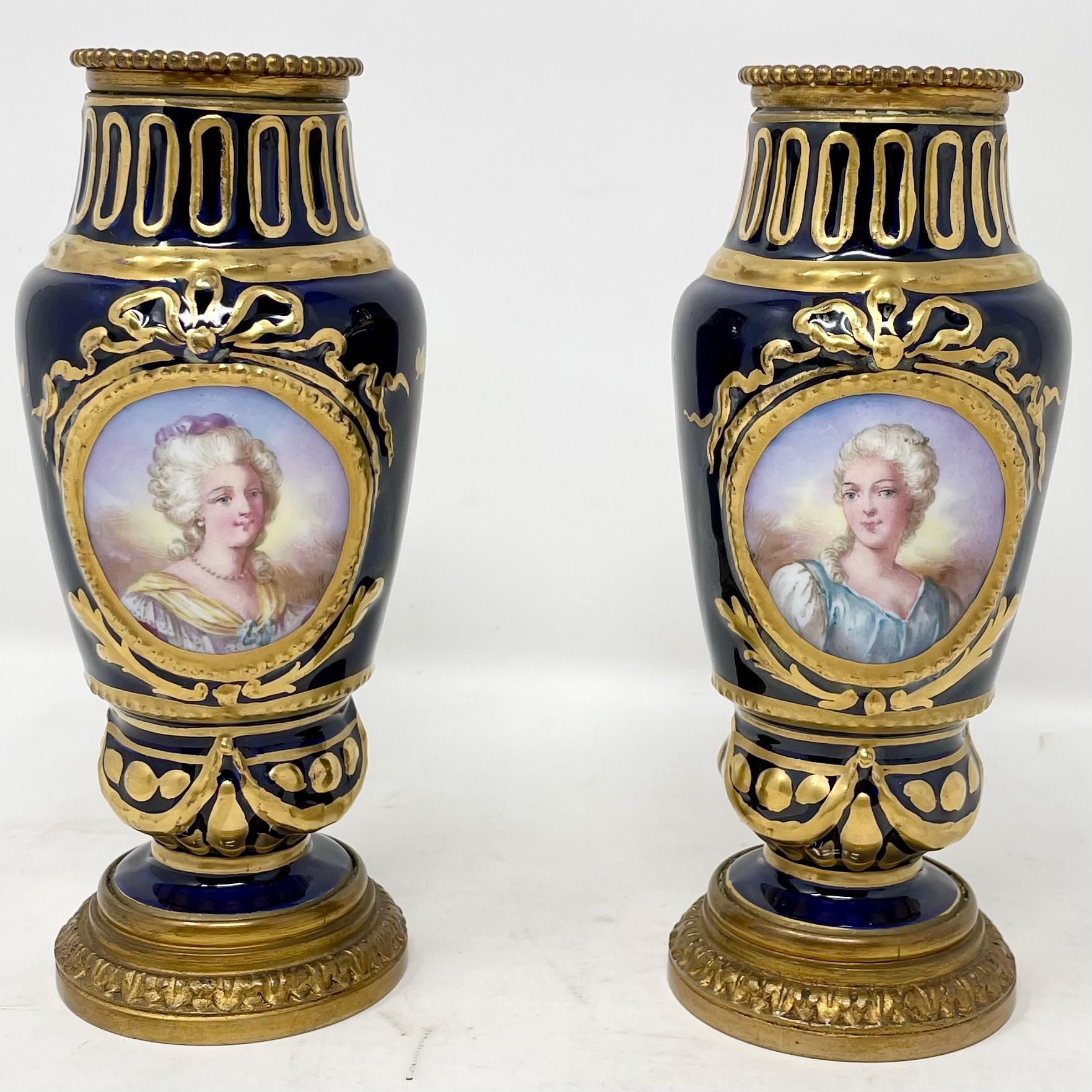 Pareja de antiguos jarrones franceses en miniatura de porcelana azul cobalto, circa 1890-1910. Francés en venta