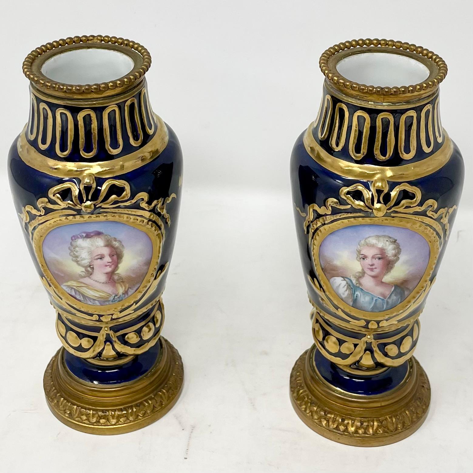 Pareja de antiguos jarrones franceses en miniatura de porcelana azul cobalto, circa 1890-1910. en Bueno estado para la venta en New Orleans, LA