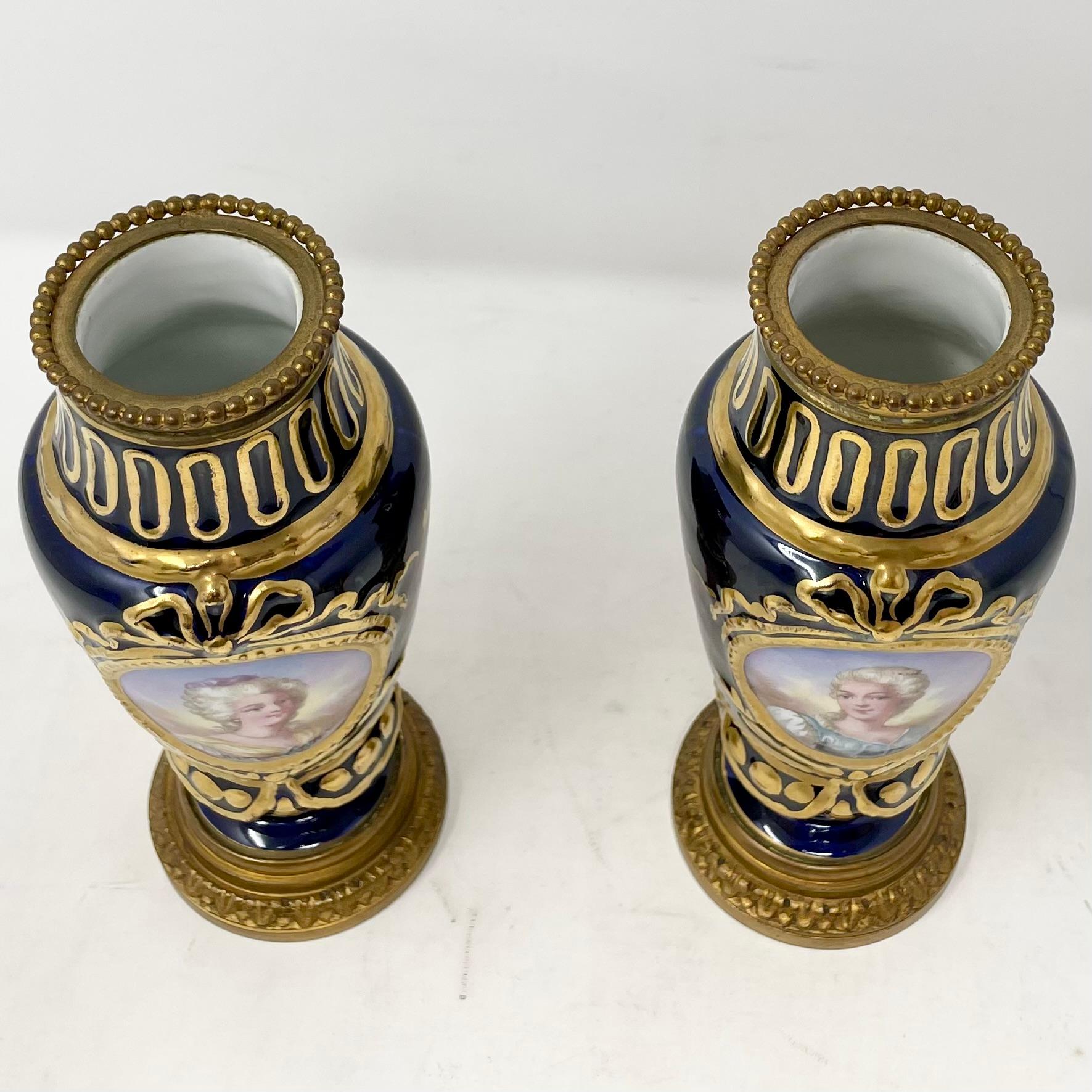 Pareja de antiguos jarrones franceses en miniatura de porcelana azul cobalto, circa 1890-1910. siglo XX en venta