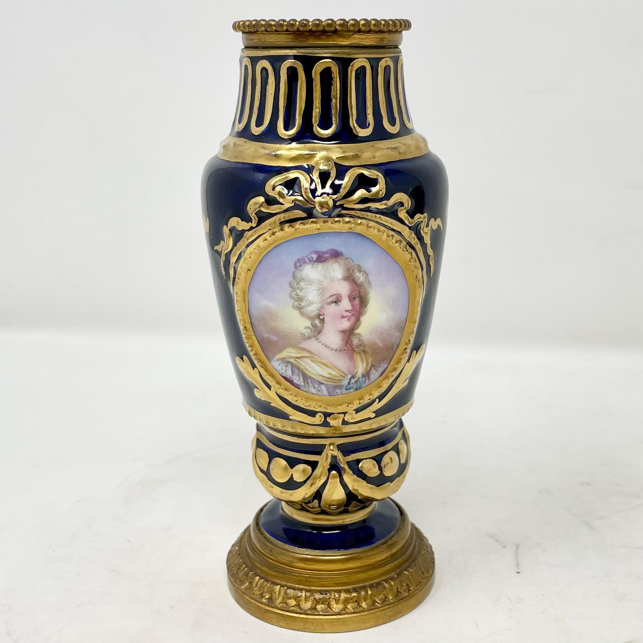 Pareja de antiguos jarrones franceses en miniatura de porcelana azul cobalto, circa 1890-1910. Porcelana en venta