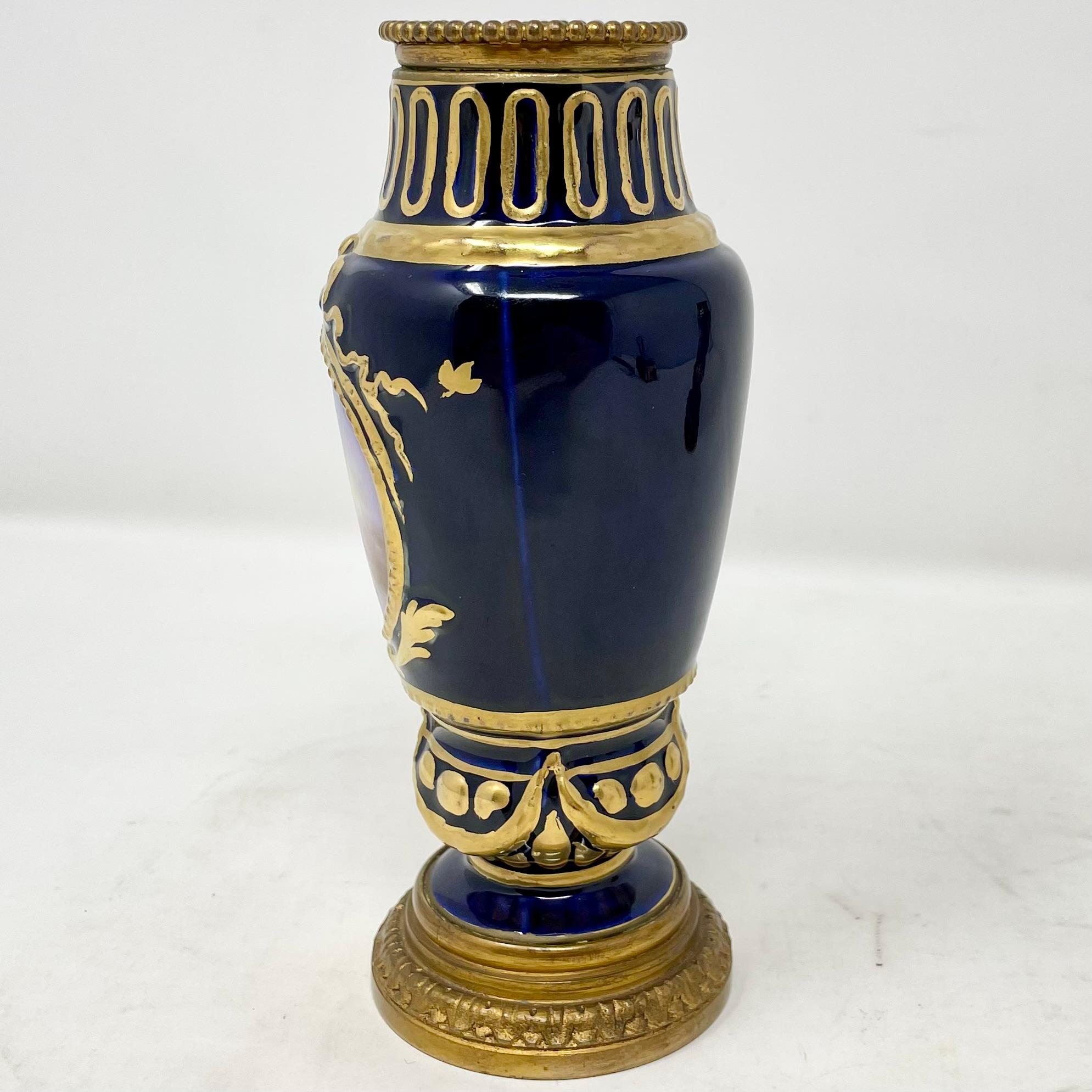 Pareja de antiguos jarrones franceses en miniatura de porcelana azul cobalto, circa 1890-1910. en venta 1