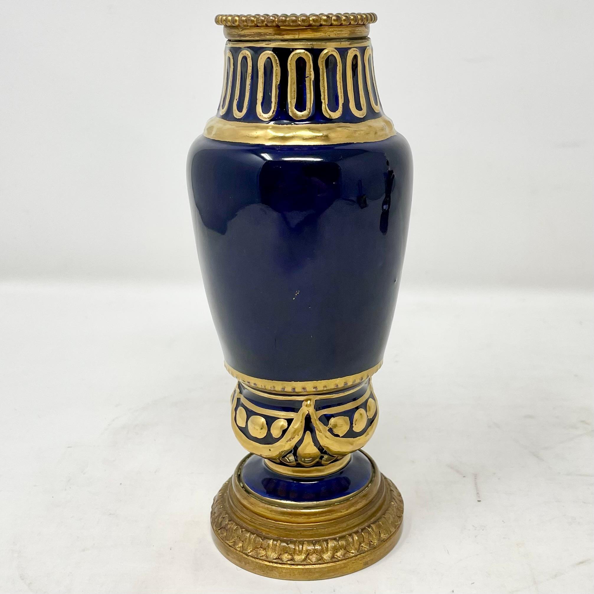Pareja de antiguos jarrones franceses en miniatura de porcelana azul cobalto, circa 1890-1910. en venta 2