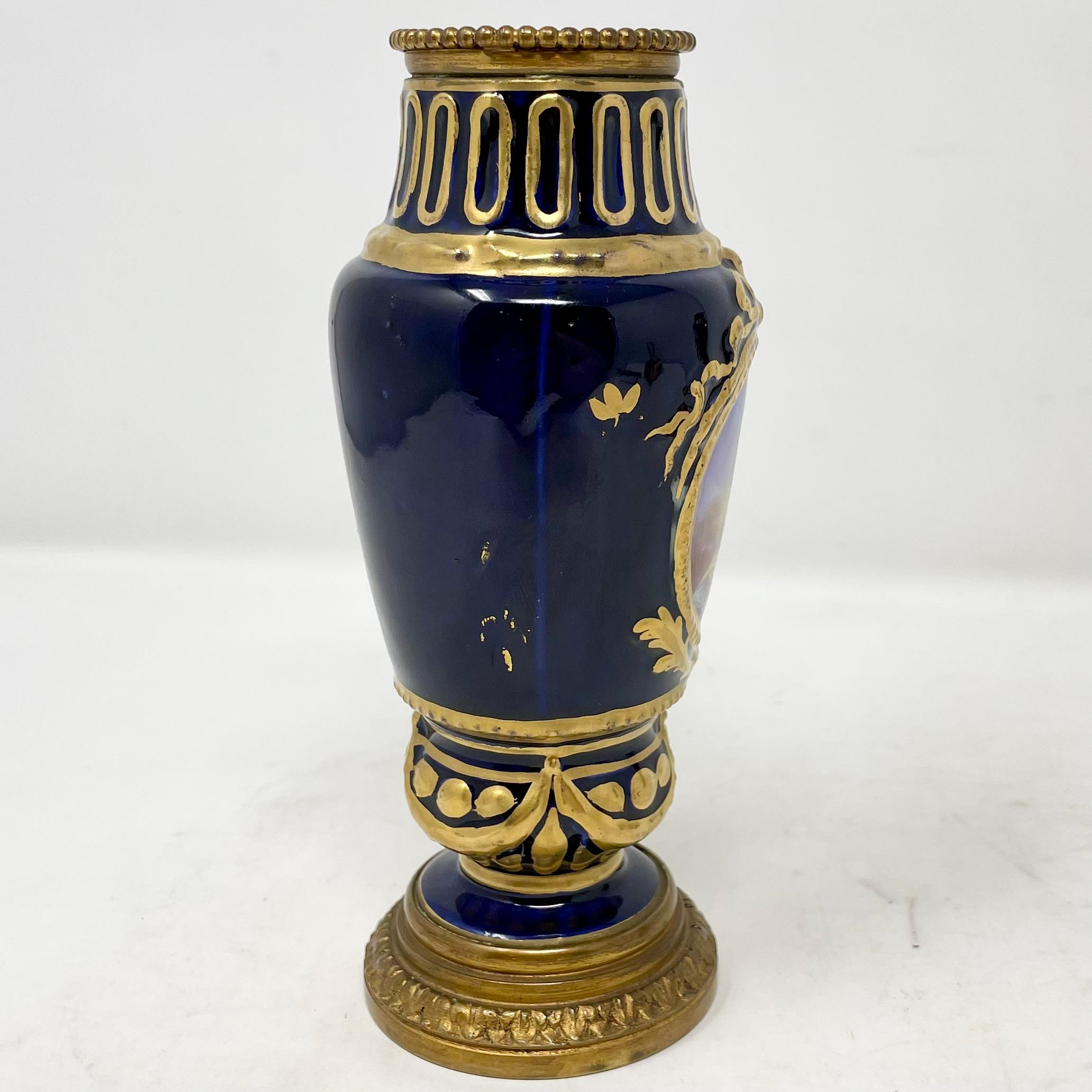 Pareja de antiguos jarrones franceses en miniatura de porcelana azul cobalto, circa 1890-1910. en venta 3