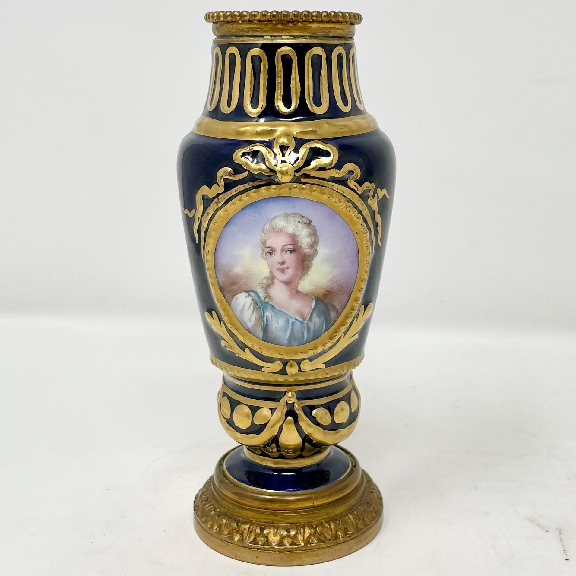 Pareja de antiguos jarrones franceses en miniatura de porcelana azul cobalto, circa 1890-1910. en venta 4