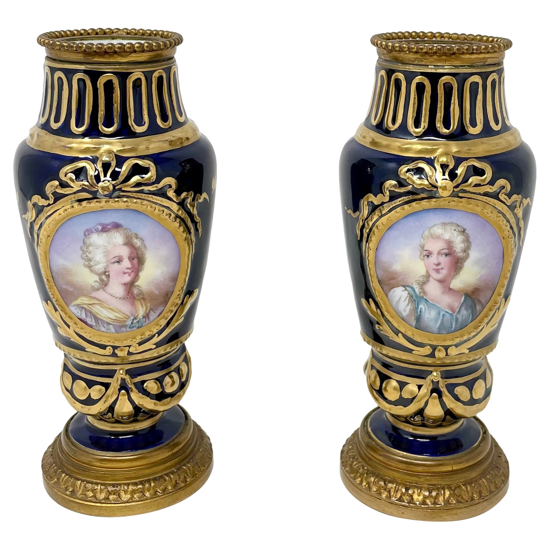 Pareja de antiguos jarrones franceses en miniatura de porcelana azul cobalto, circa 1890-1910. en venta
