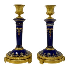 Coppia di antichi candelieri francesi in bronzo dorato e smalto cobalto, circa 1890